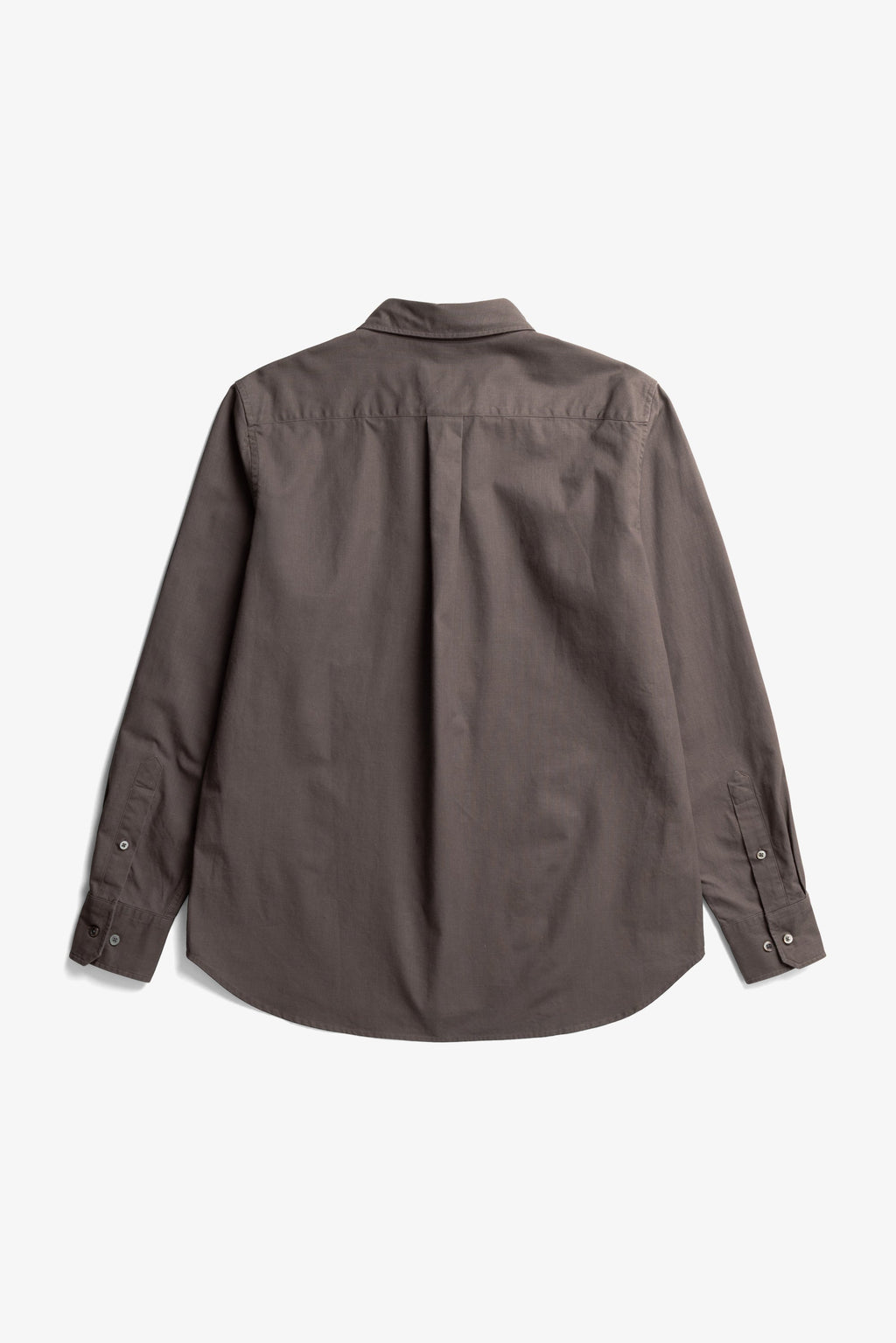Chemise décontractée en coton pigmenté délavé – Une chemise de coupe classique, confectionnée à partir d'un tissu italien doublement pigmenté qui crée une étoffe riche et texturée…