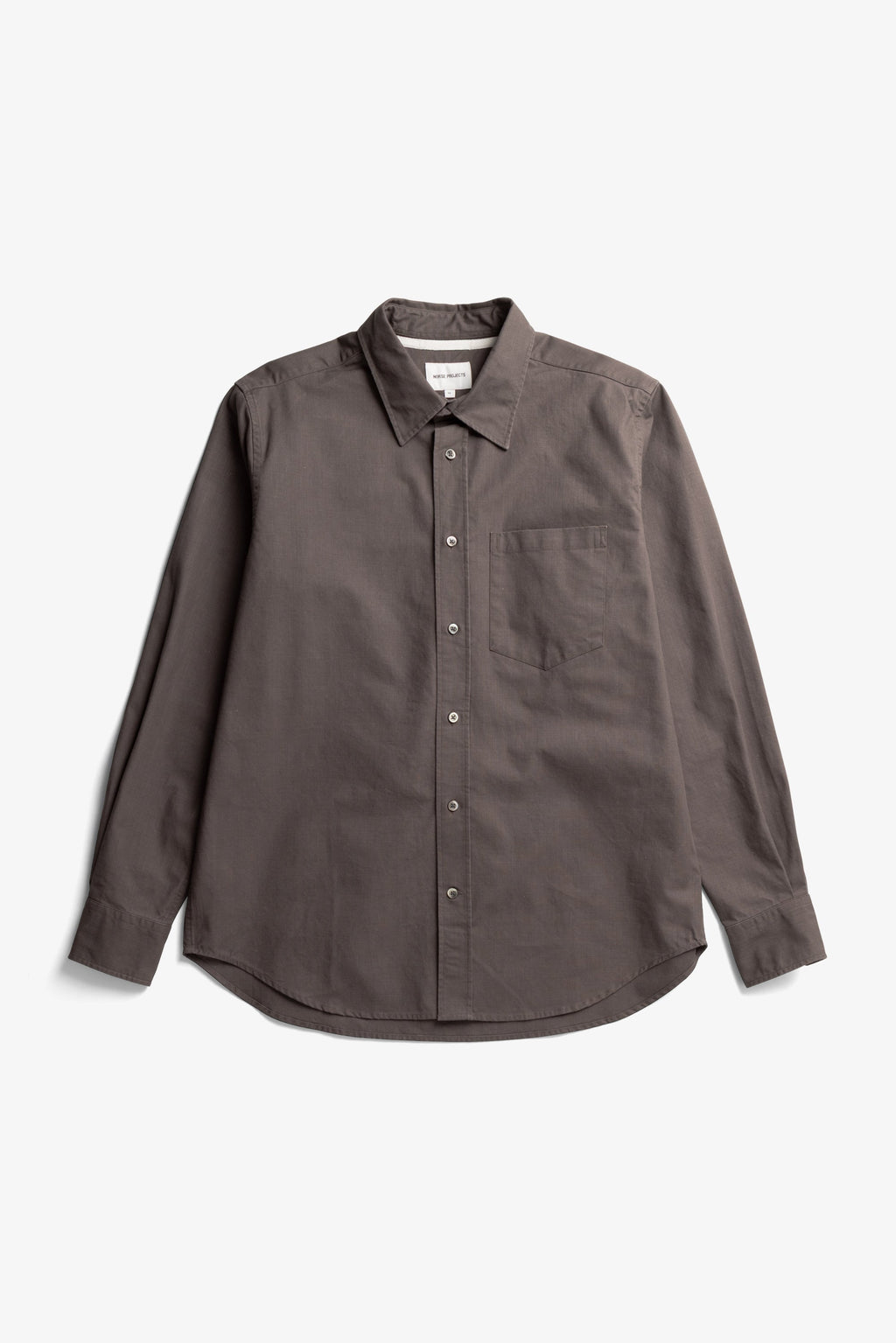 Chemise décontractée en coton pigmenté délavé – Une chemise de coupe classique, confectionnée à partir d'un tissu italien doublement pigmenté qui crée une étoffe riche et texturée…