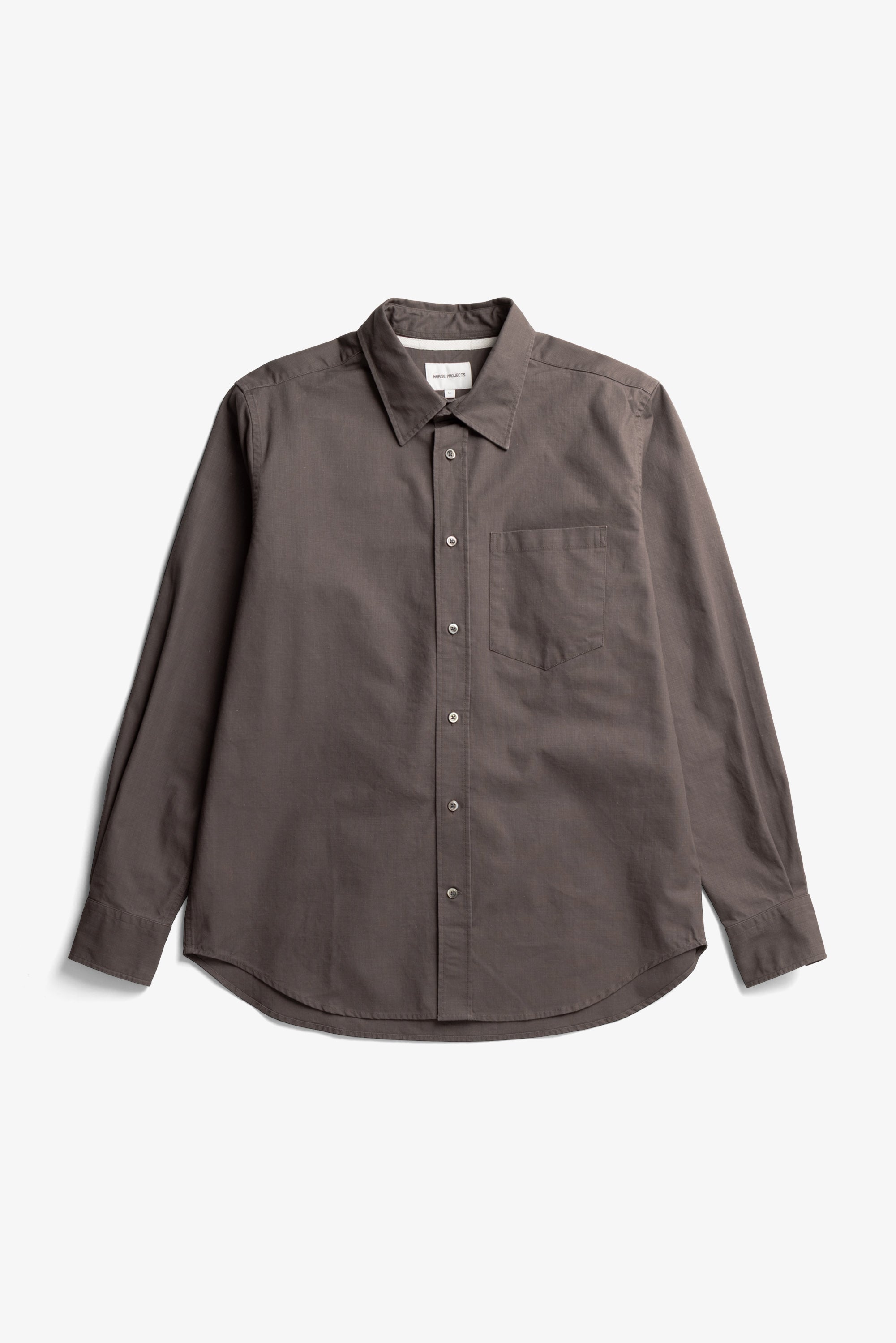 Chemise décontractée en coton pigmenté délavé – Une chemise de coupe classique, confectionnée à partir d'un tissu italien doublement pigmenté qui crée une étoffe riche et texturée…