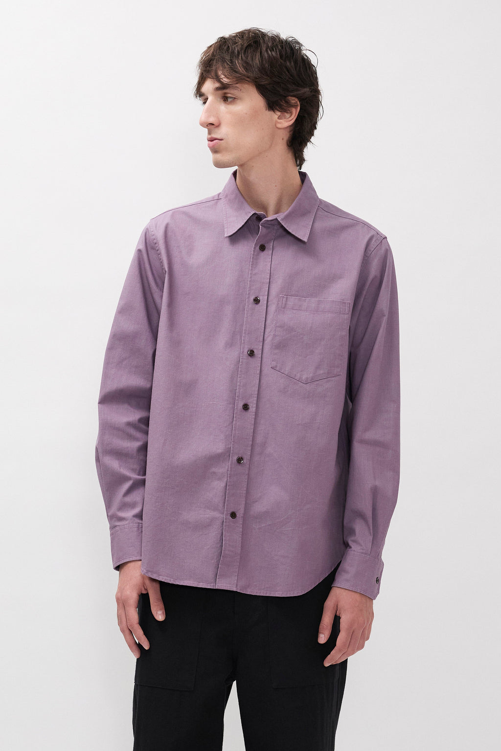 Chemise Relaxed En Coton Teint À Pigment Effet Délavé – Une chemise à la coupe classique confectionnée dans un tissu italien doublement teint à pigment qui crée une richesse et une textu…