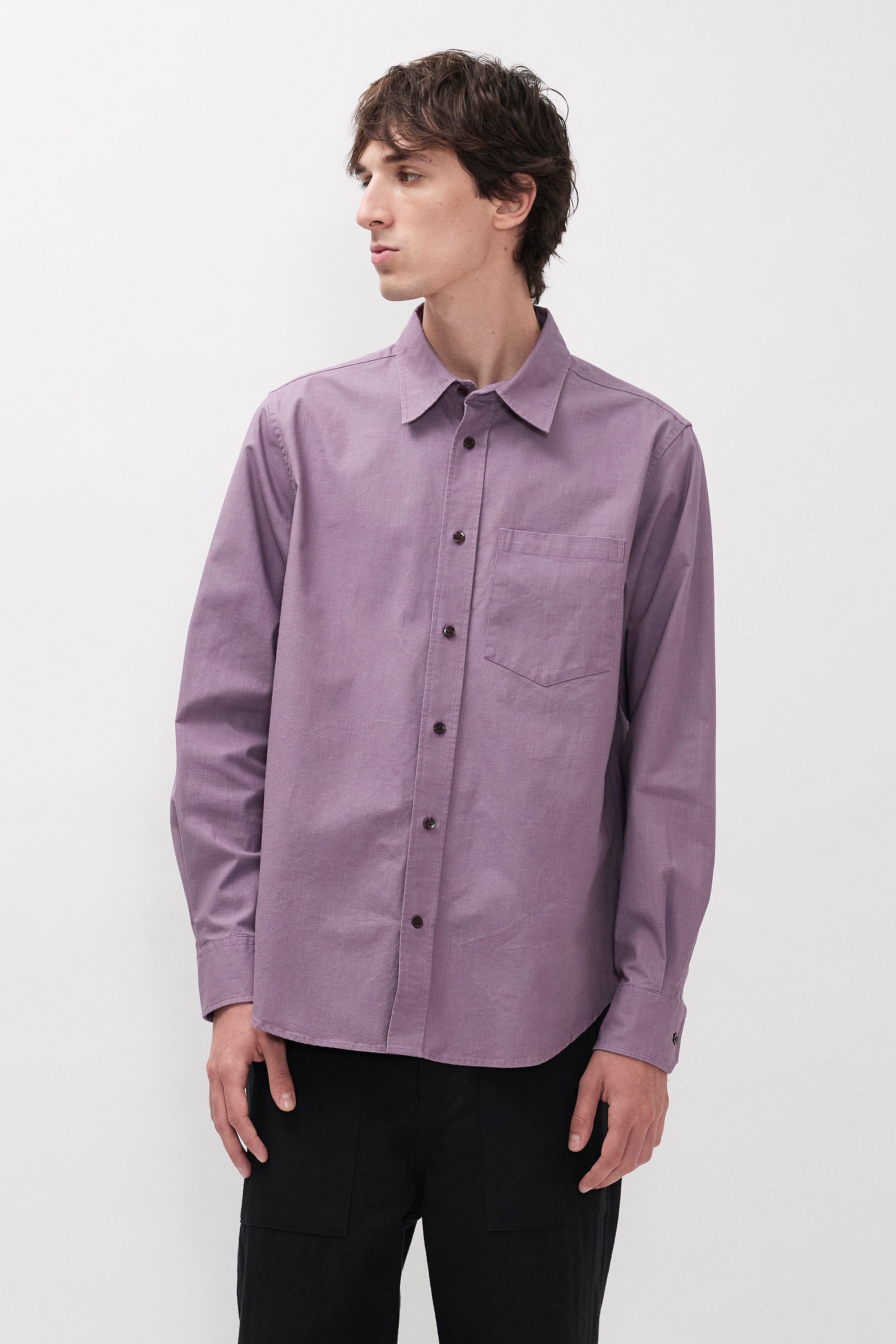 Chemise Relaxed En Coton Teint À Pigment Effet Délavé – Une chemise à la coupe classique confectionnée dans un tissu italien doublement teint à pigment qui crée une richesse et une textu…