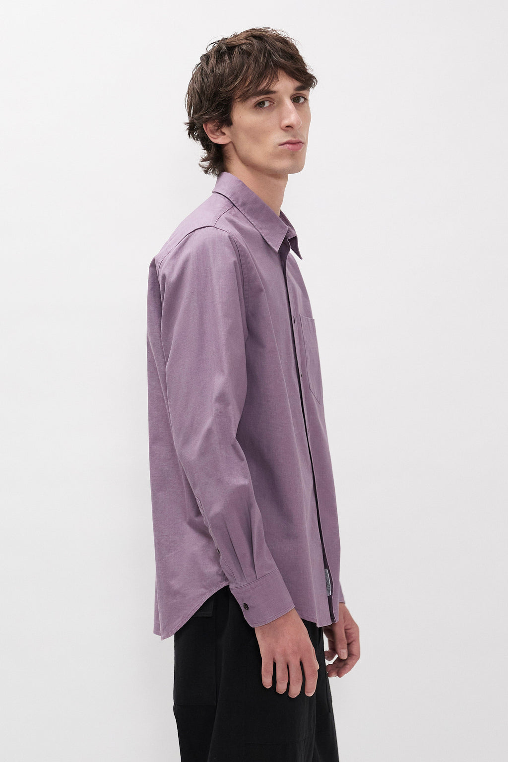 Chemise Relaxed En Coton Teint À Pigment Effet Délavé – Une chemise à la coupe classique confectionnée dans un tissu italien doublement teint à pigment qui crée une richesse et une textu…