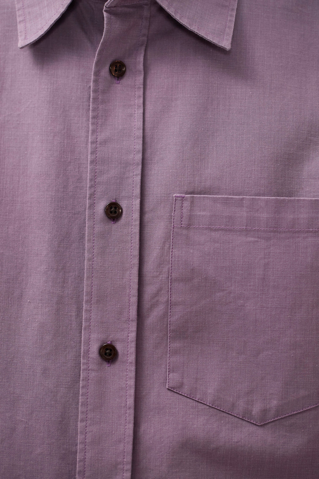 Chemise Relaxed En Coton Teint À Pigment Effet Délavé – Une chemise à la coupe classique confectionnée dans un tissu italien doublement teint à pigment qui crée une richesse et une textu…