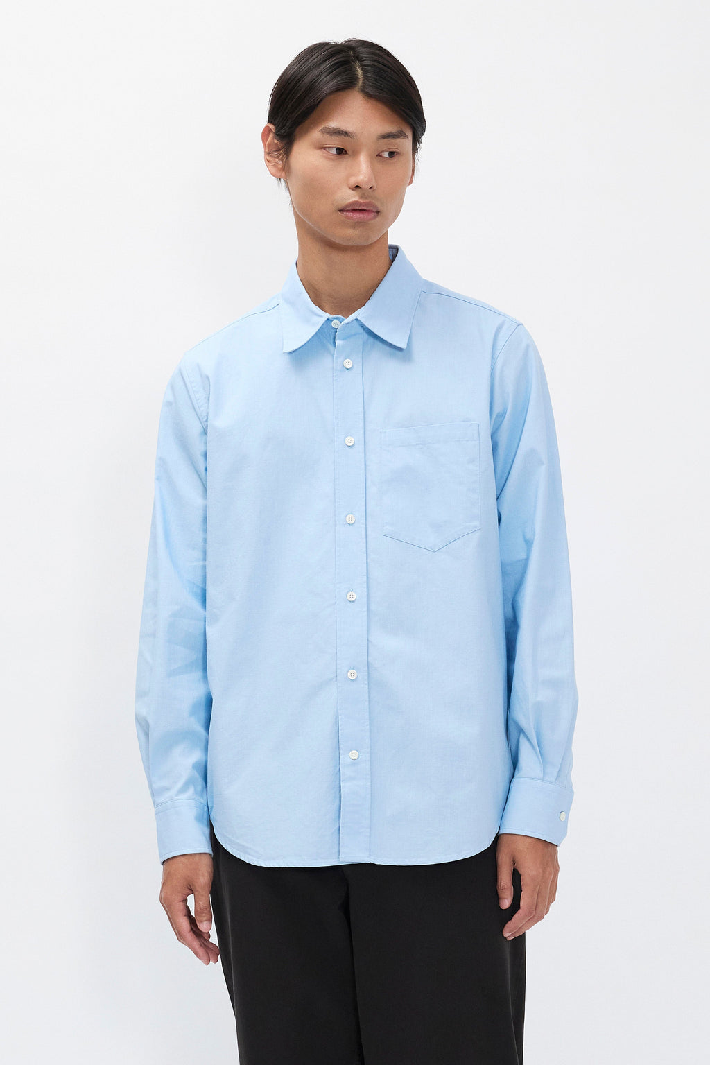 Chemise décontractée en coton pigmenté délavé – Une chemise à coupe classique confectionnée dans un tissu italien doublement pigmenté, qui crée un effet riche et textu…