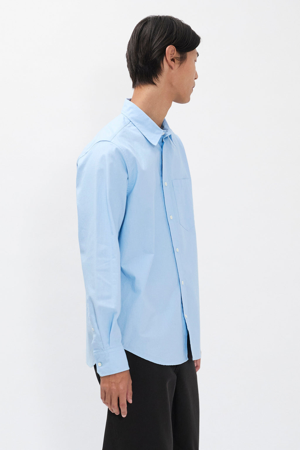 Chemise décontractée en coton pigmenté délavé – Une chemise à coupe classique confectionnée dans un tissu italien doublement pigmenté, qui crée un effet riche et textu…
