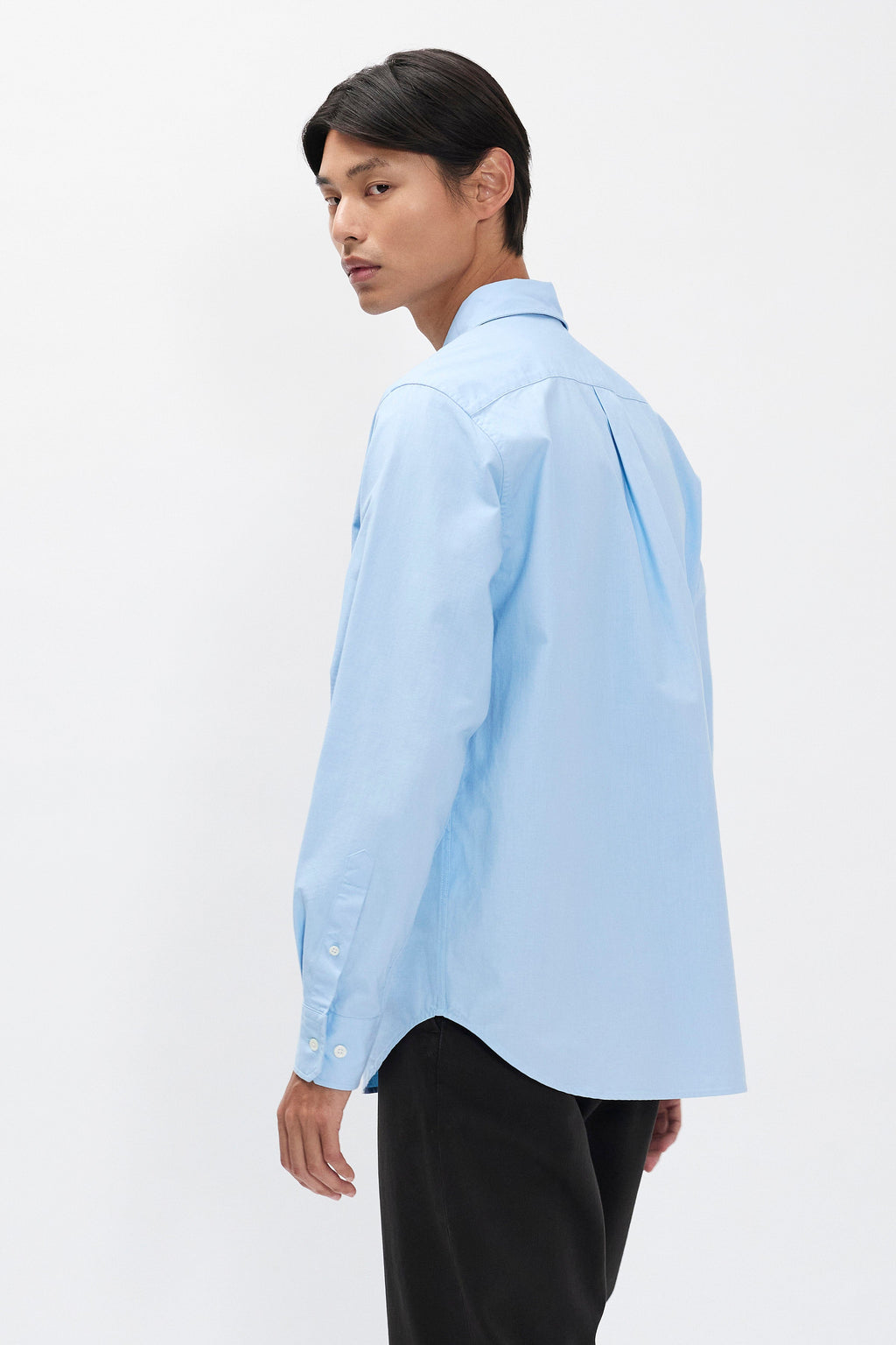 Chemise décontractée en coton pigmenté délavé – Une chemise à coupe classique confectionnée dans un tissu italien doublement pigmenté, qui crée un effet riche et textu…