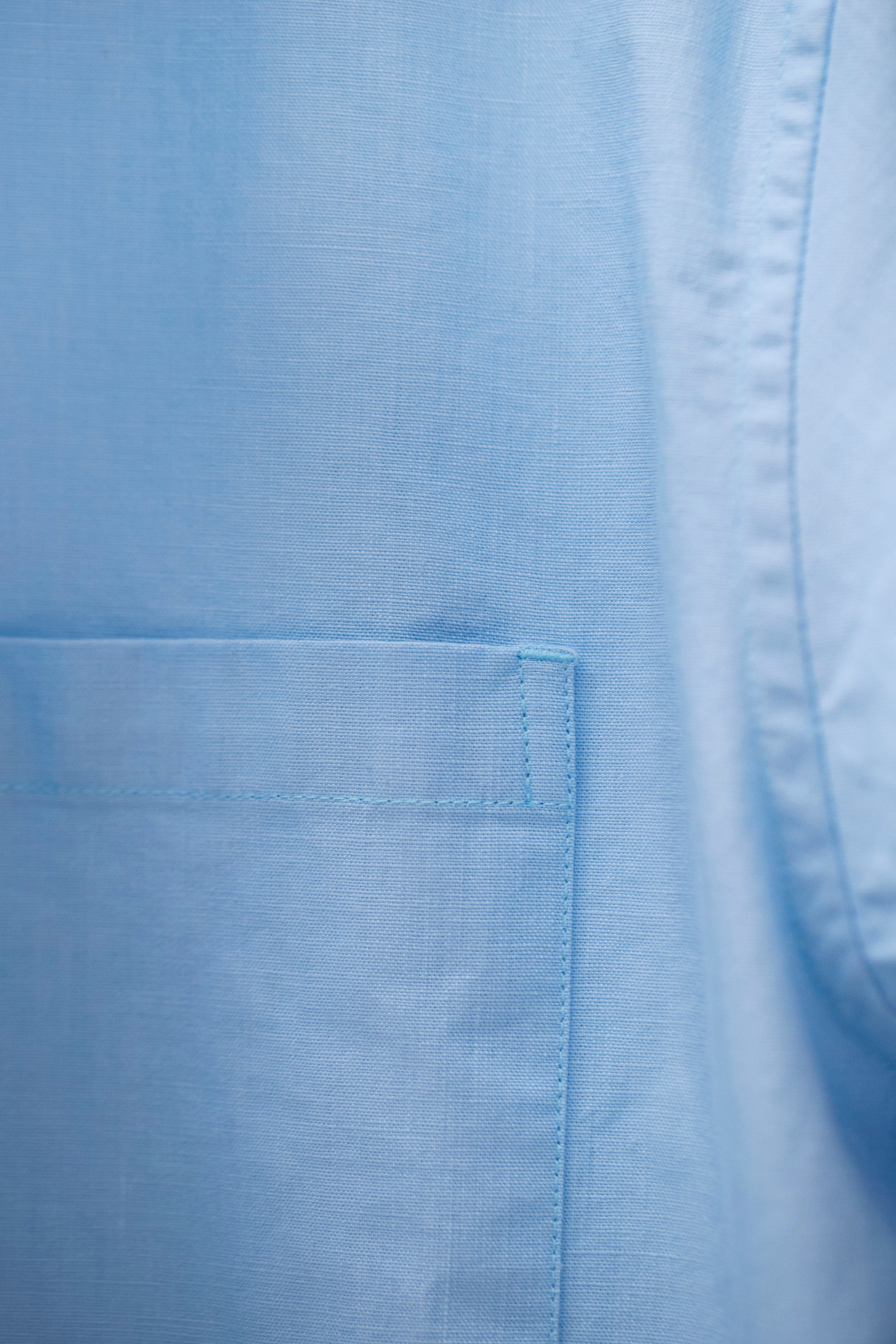 Chemise décontractée en coton pigmenté délavé – Une chemise à coupe classique confectionnée dans un tissu italien doublement pigmenté, qui crée un effet riche et textu…