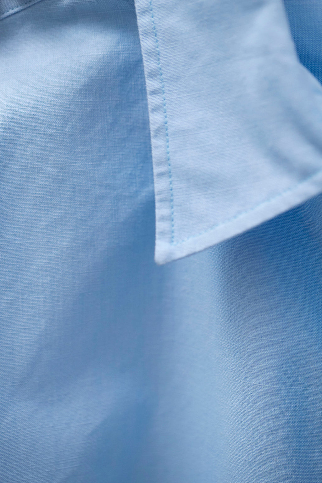 Chemise décontractée en coton pigmenté délavé – Une chemise à coupe classique confectionnée dans un tissu italien doublement pigmenté, qui crée un effet riche et textu…