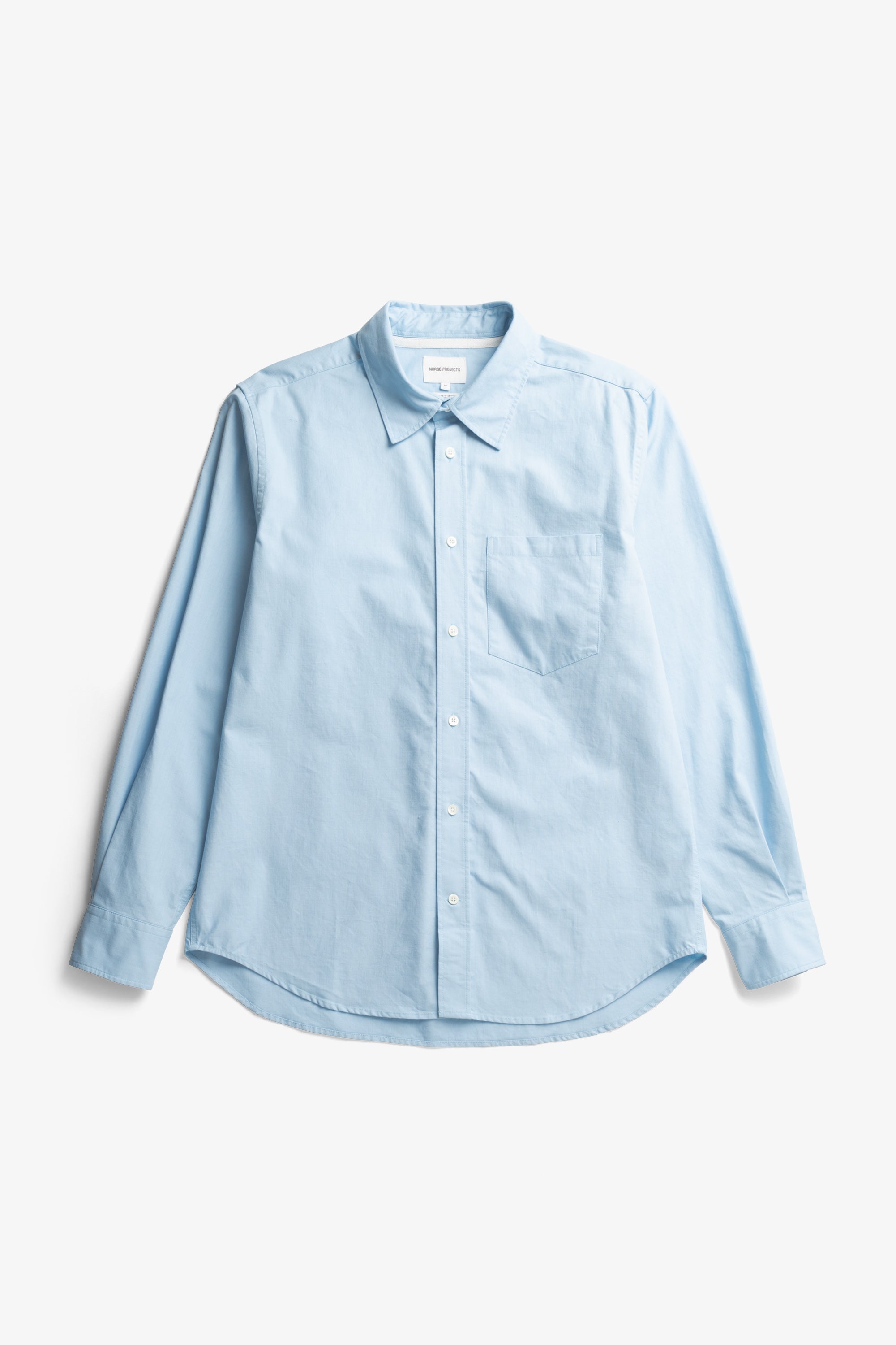 Chemise décontractée en coton pigmenté délavé – Une chemise à coupe classique confectionnée dans un tissu italien doublement pigmenté, qui crée un effet riche et textu…