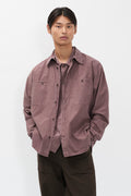 Chemise - Une chemise ample, avec un corps plus large et une coupe de longueur classique, confectionnée dans une popeline 庐 craquante - Cette chemise est teinte en pièce de manière à…