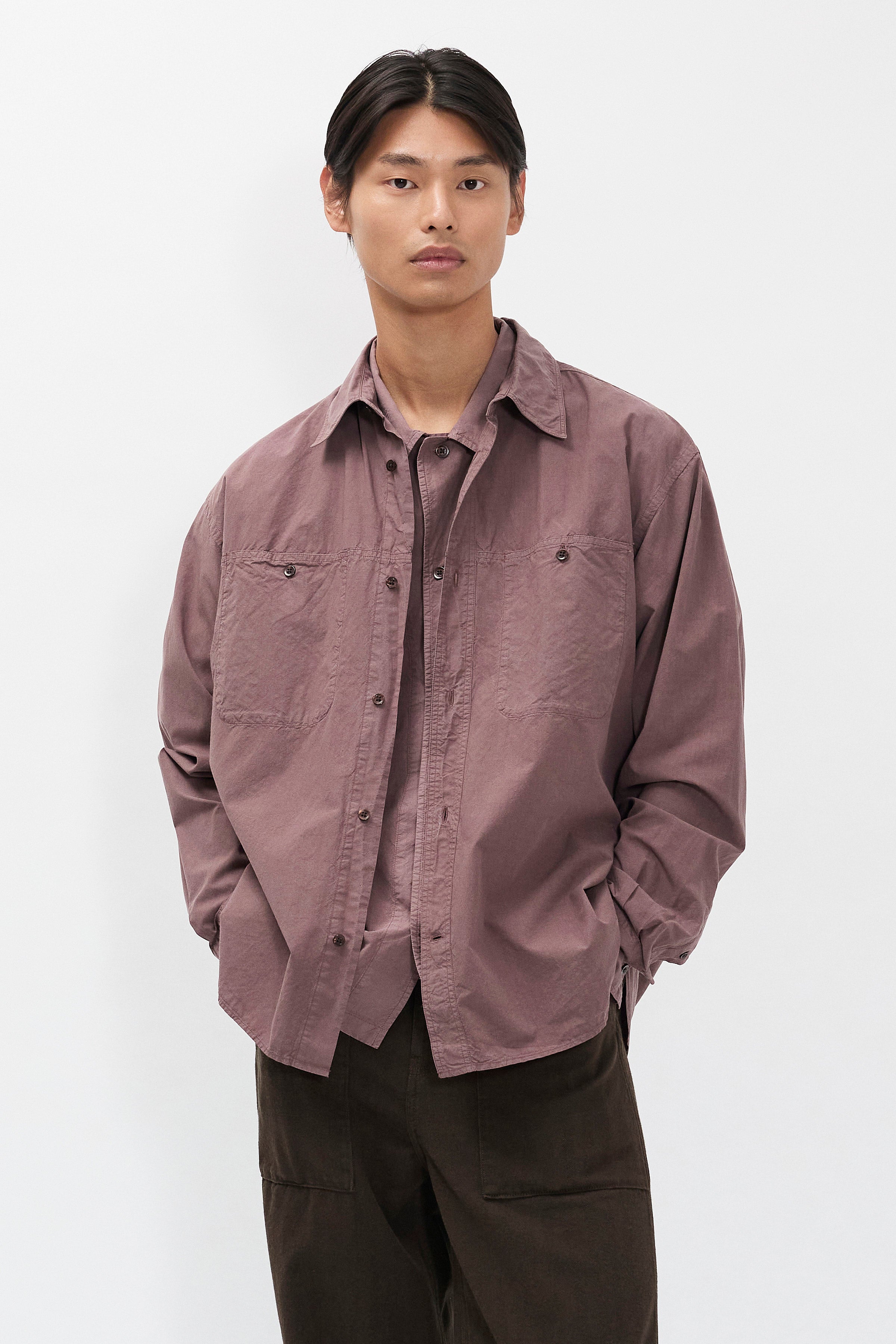 Chemise - Une chemise ample, avec un corps plus large et une coupe de longueur classique, confectionnée dans une popeline 庐 craquante - Cette chemise est teinte en pièce de manière à…
