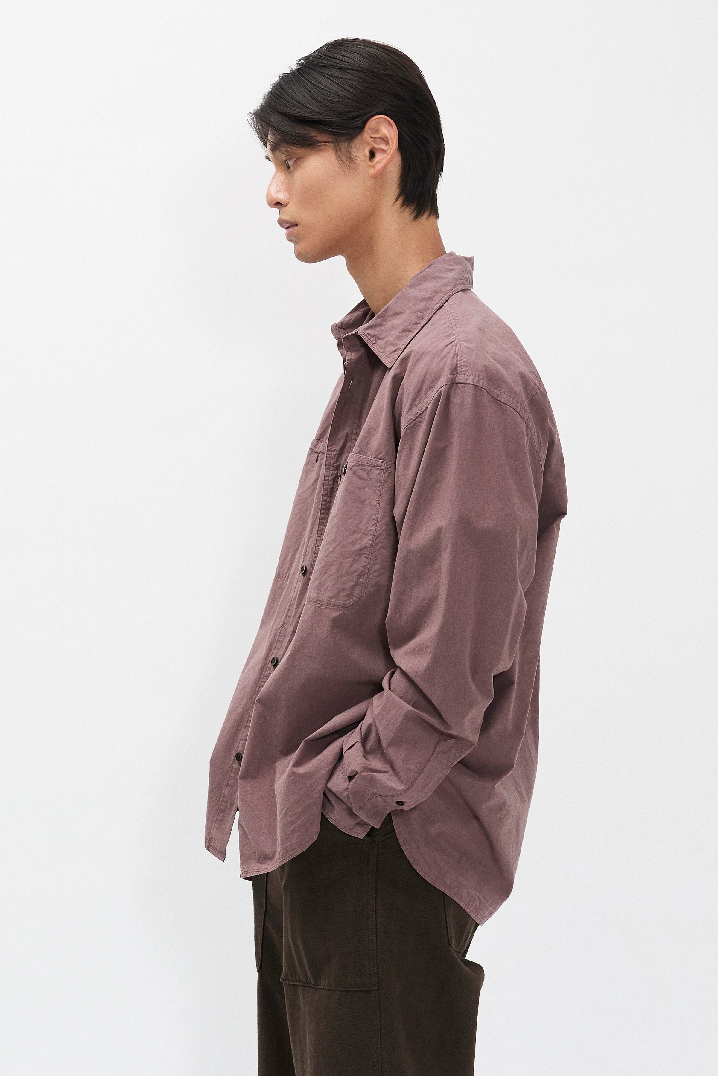 Chemise - Une chemise ample, avec un corps plus large et une coupe de longueur classique, confectionnée dans une popeline 庐 craquante - Cette chemise est teinte en pièce de manière à…