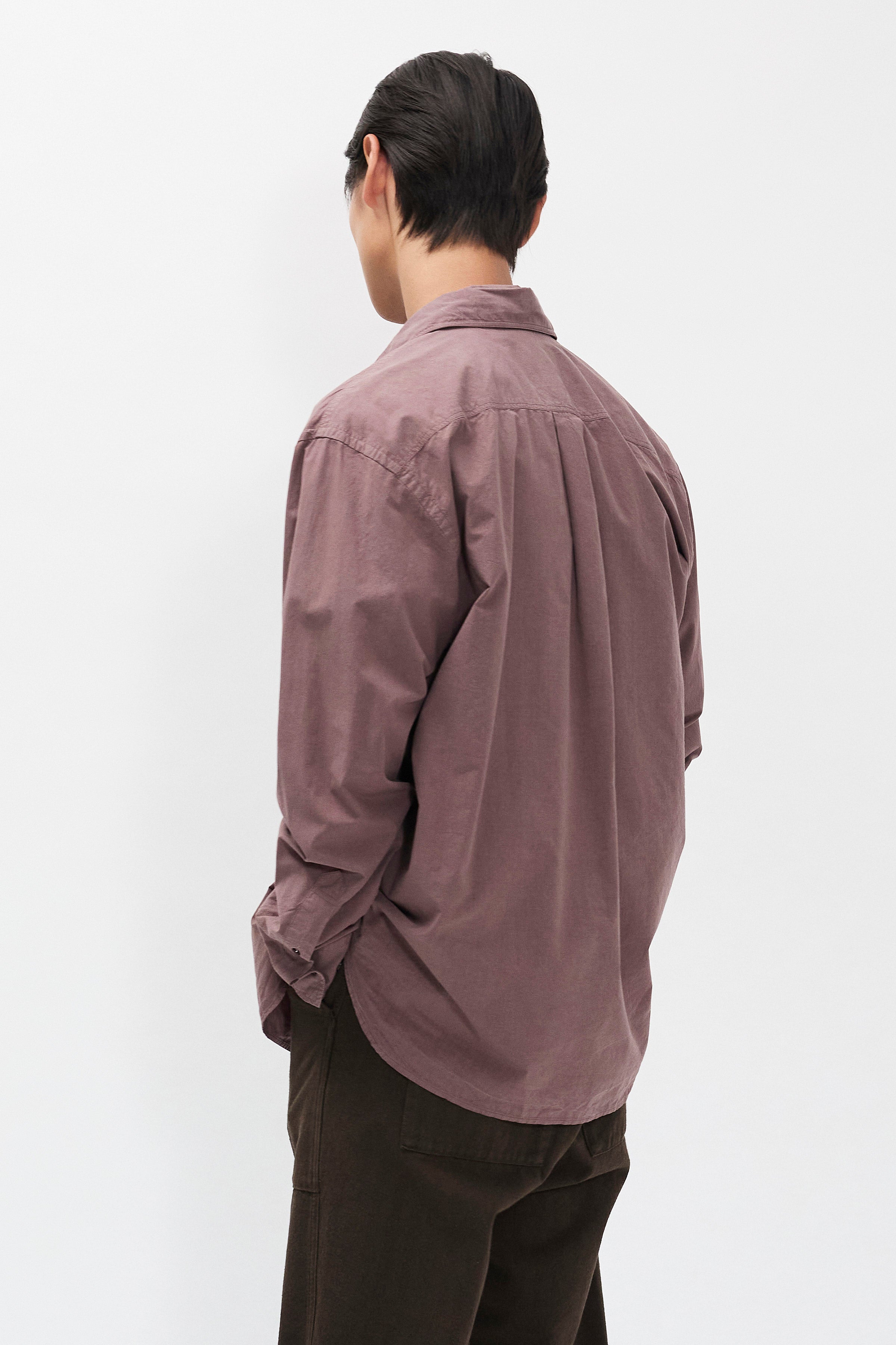 Chemise - Une chemise ample, avec un corps plus large et une coupe de longueur classique, confectionnée dans une popeline 庐 craquante - Cette chemise est teinte en pièce de manière à…
