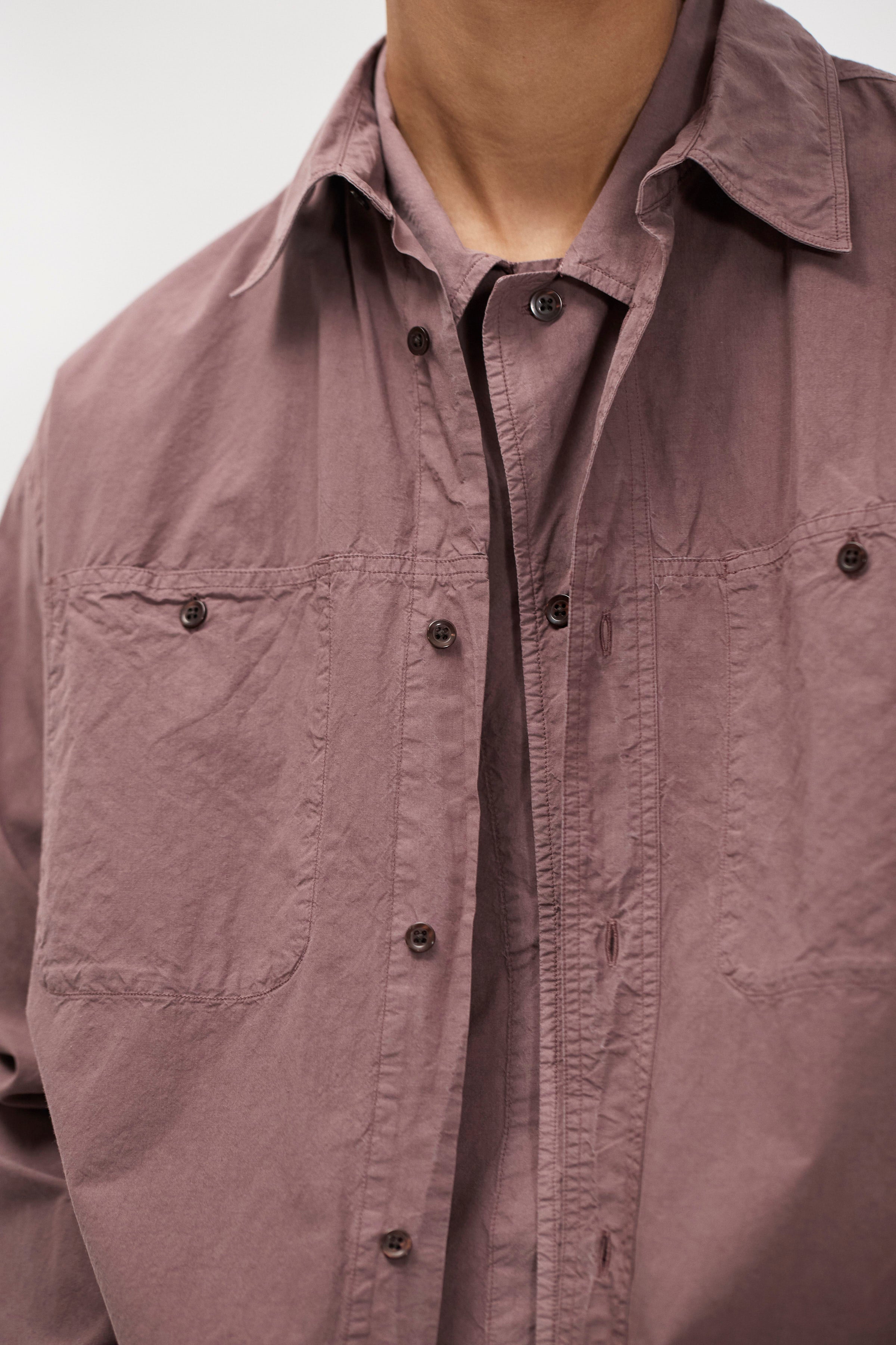 Chemise - Une chemise ample, avec un corps plus large et une coupe de longueur classique, confectionnée dans une popeline 庐 craquante - Cette chemise est teinte en pièce de manière à…