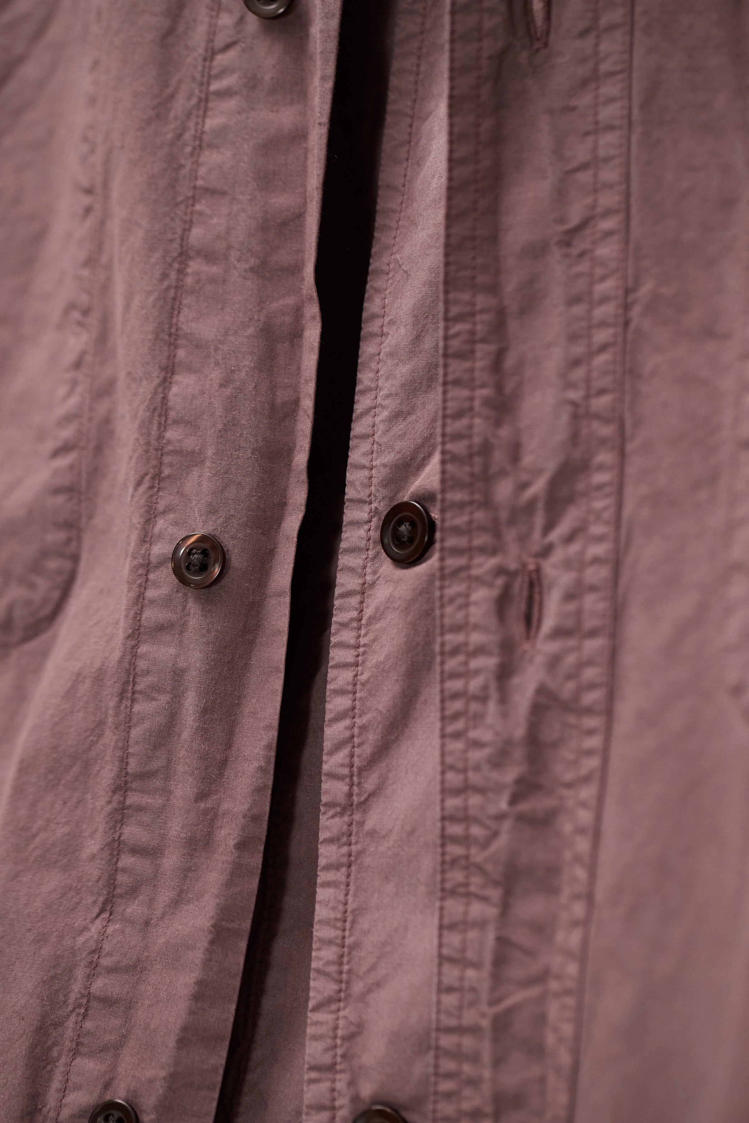 Chemise - Une chemise ample, avec un corps plus large et une coupe de longueur classique, confectionnée dans une popeline 庐 craquante - Cette chemise est teinte en pièce de manière à…