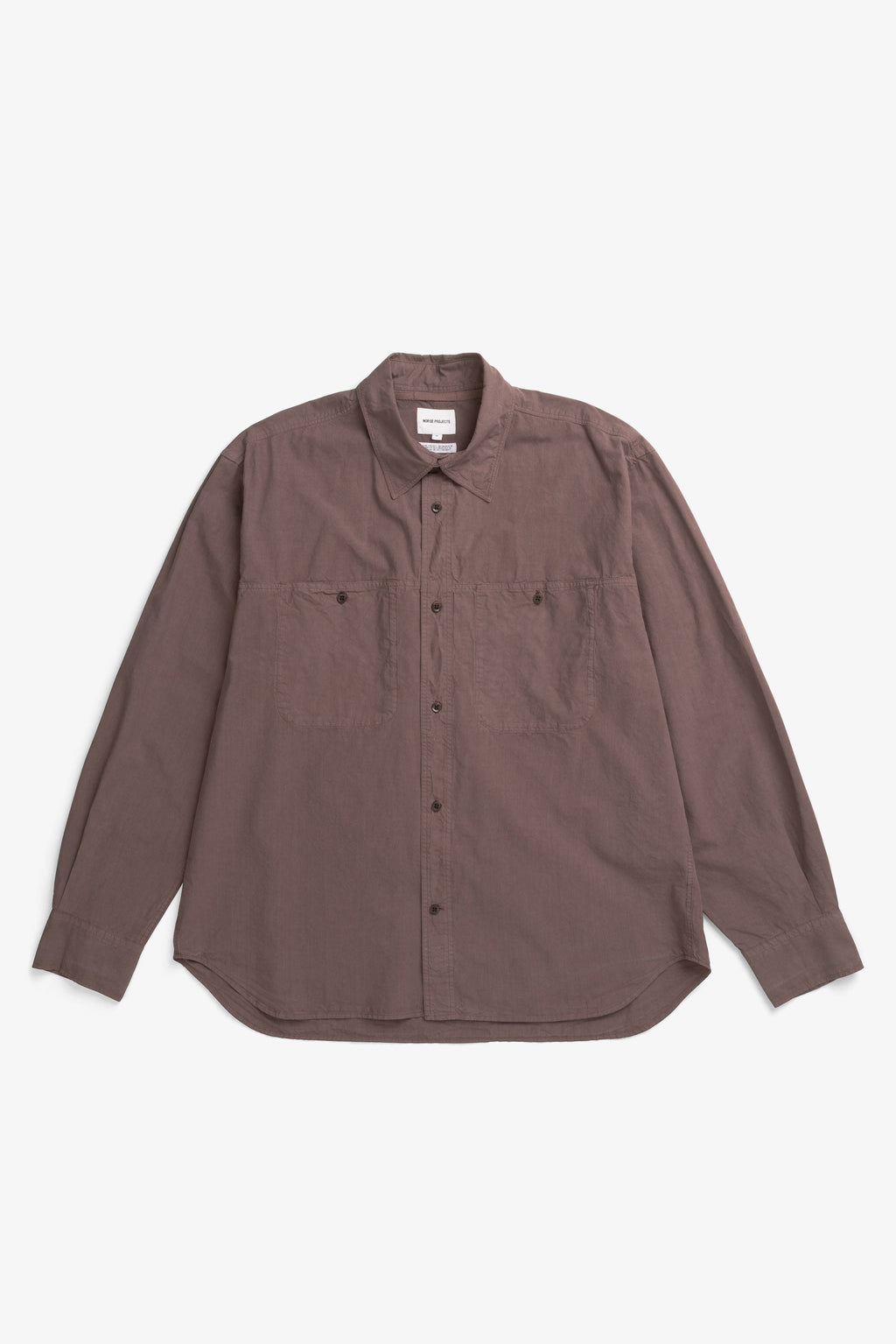 Chemise - Une chemise ample, avec un corps plus large et une coupe de longueur classique, confectionnée dans une popeline 庐 craquante - Cette chemise est teinte en pièce de manière à…