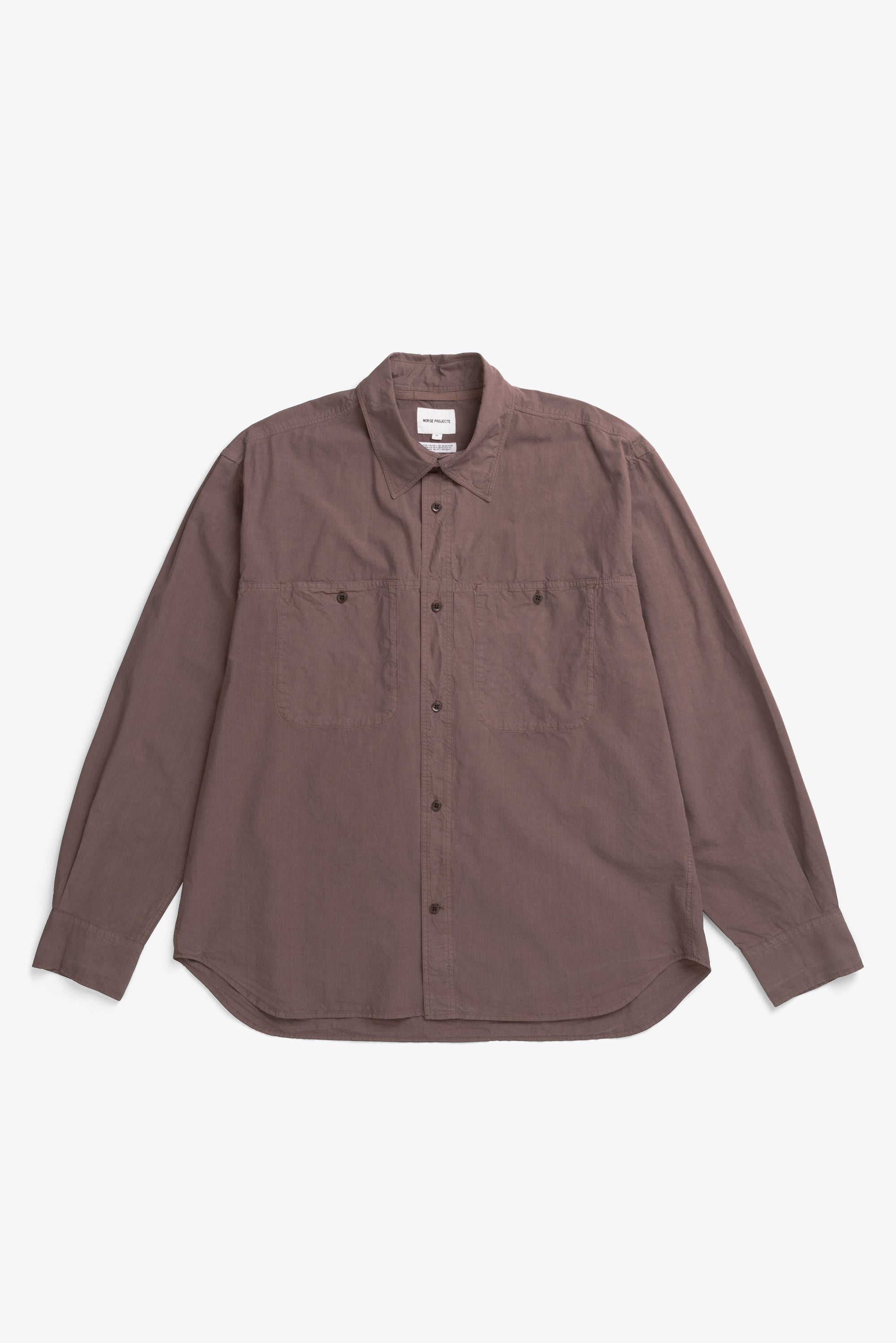 Chemise - Une chemise ample, avec un corps plus large et une coupe de longueur classique, confectionnée dans une popeline 庐 craquante - Cette chemise est teinte en pièce de manière à…