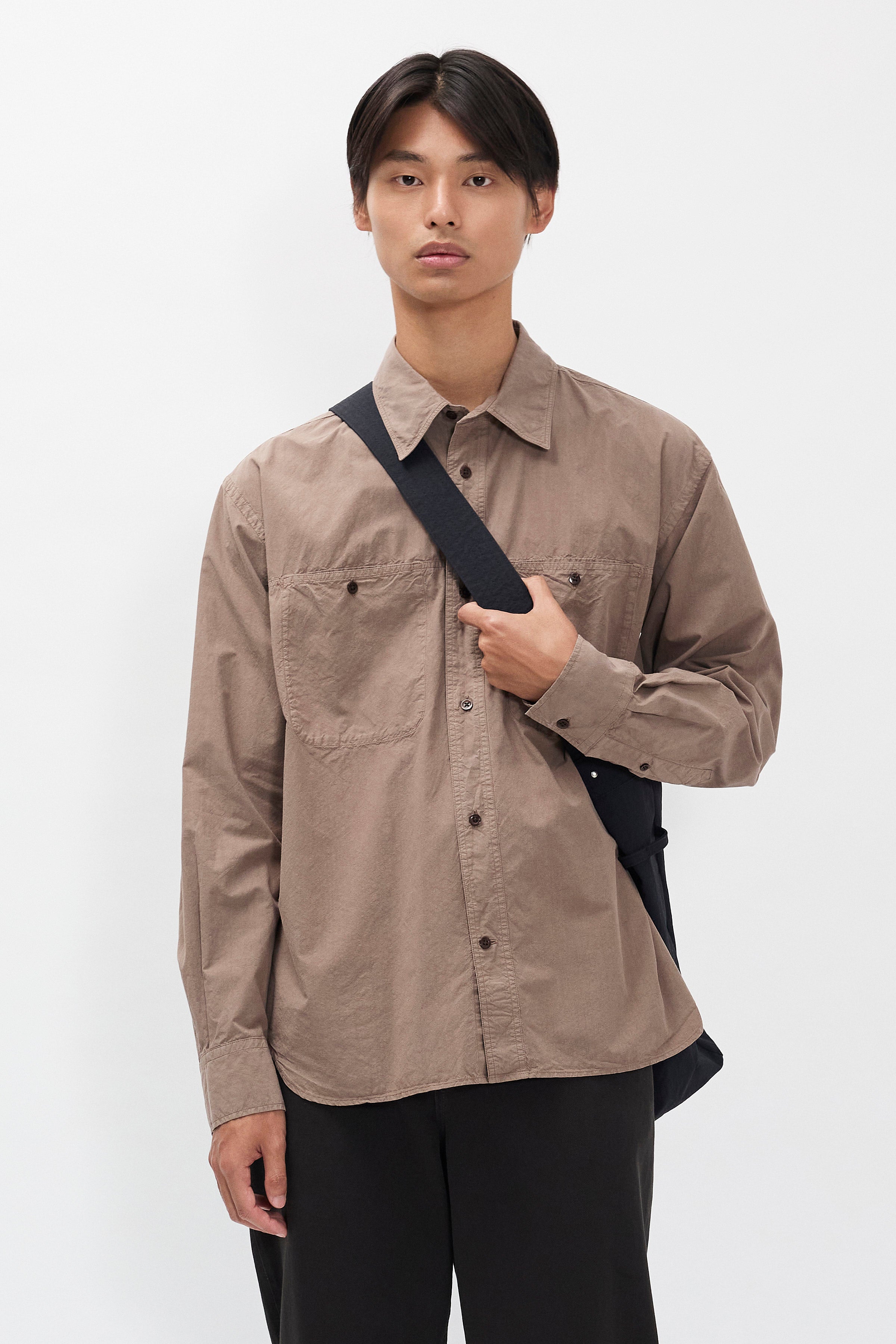 Chemise - Une chemise ample, avec un corps plus large et une longueur classique, coupée dans une popeline croustillante à base de  — Une chemise ample, avec un corps plus l…