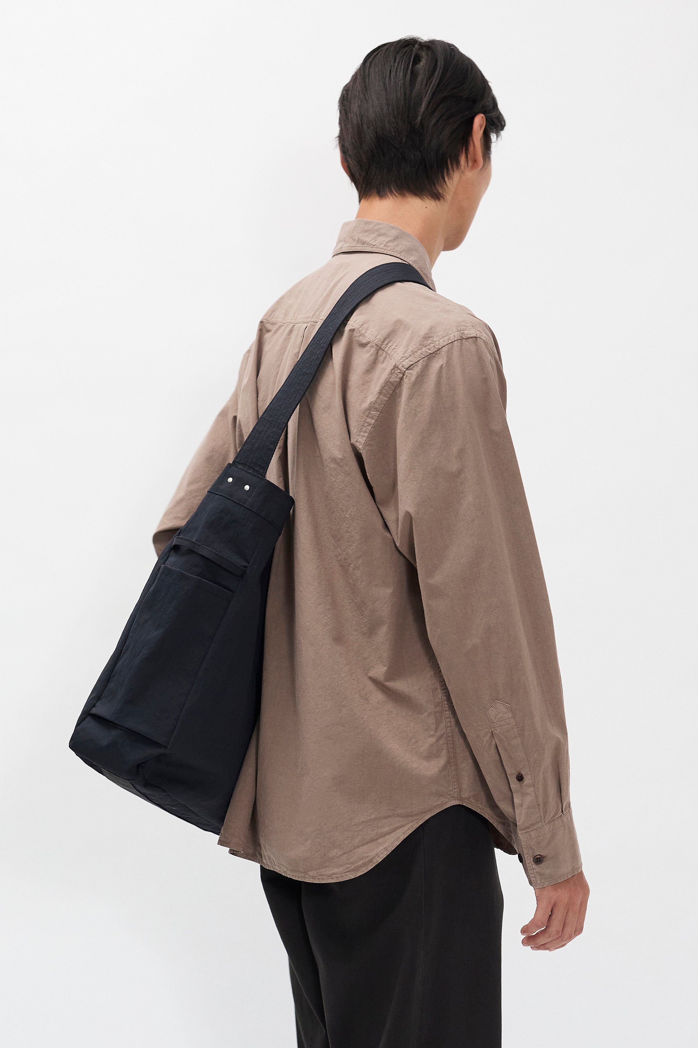 Chemise - Une chemise ample, avec un corps plus large et une longueur classique, coupée dans une popeline croustillante à base de  — Une chemise ample, avec un corps plus l…