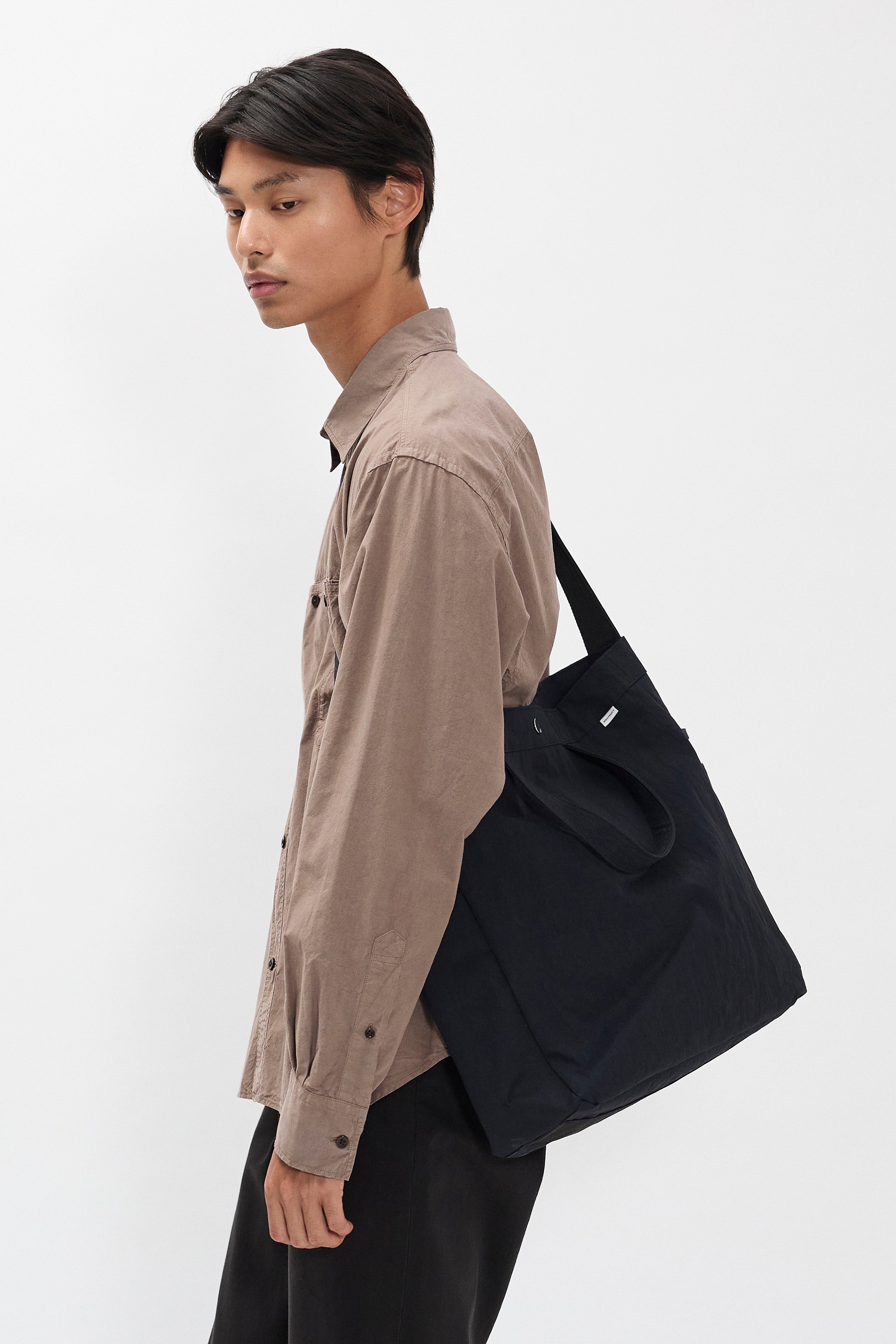 Chemise - Une chemise ample, avec un corps plus large et une longueur classique, coupée dans une popeline croustillante à base de  — Une chemise ample, avec un corps plus l…