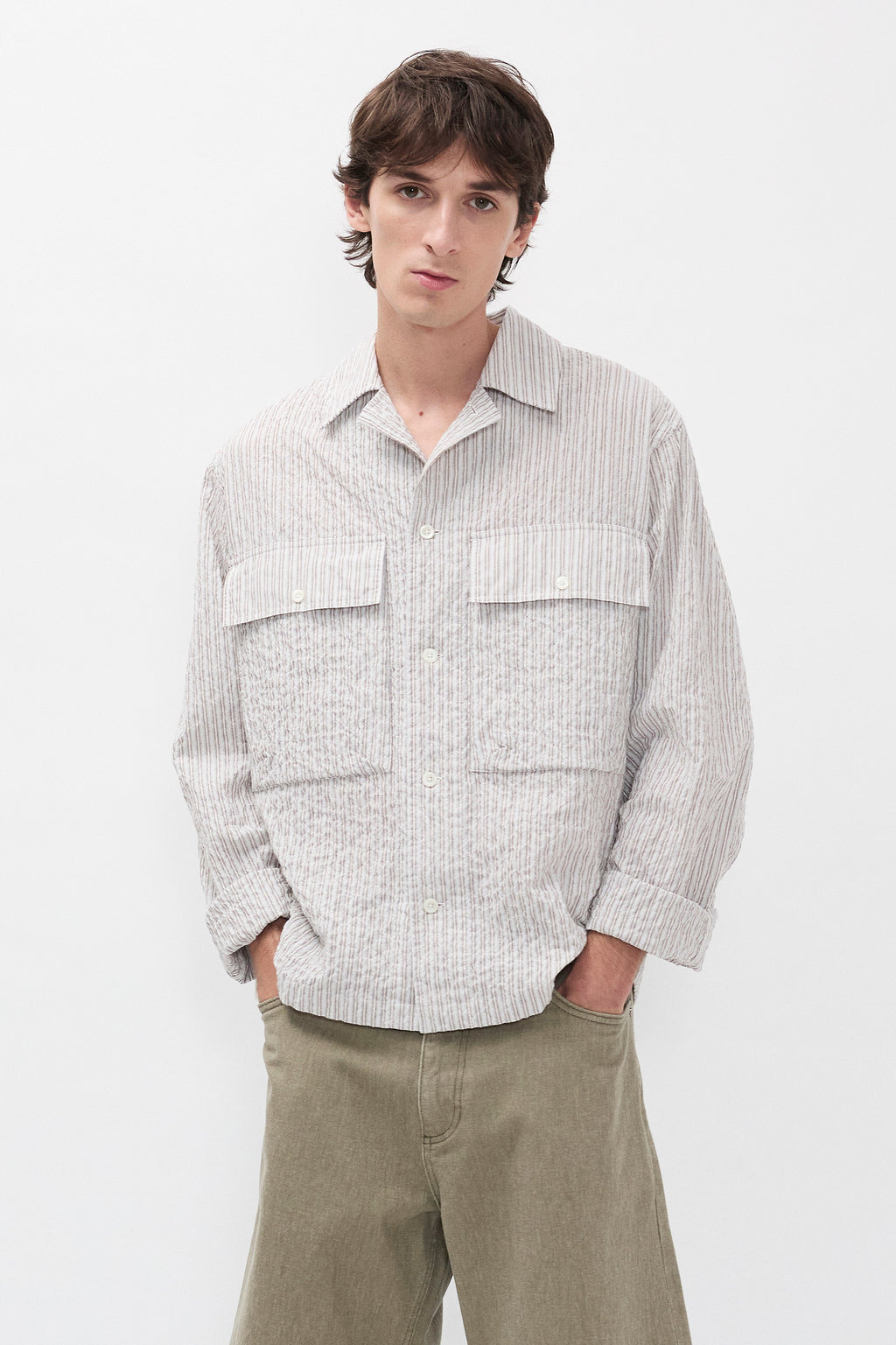 Chemise - Une chemise à la coupe décontractée, avec un col camp ouvert et des poches avant inspirées - Cette surchemise est fabriquée à partir d'un tissu texturé léger…