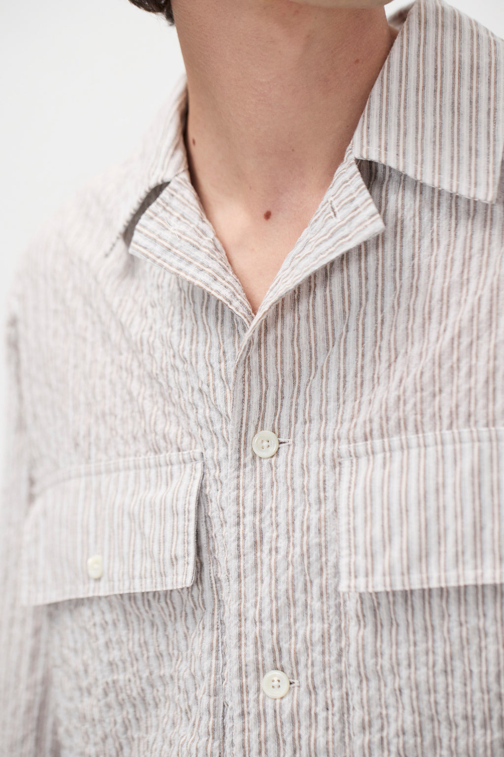 Chemise - Une chemise à la coupe décontractée, avec un col camp ouvert et des poches avant inspirées - Cette surchemise est fabriquée à partir d'un tissu texturé léger…