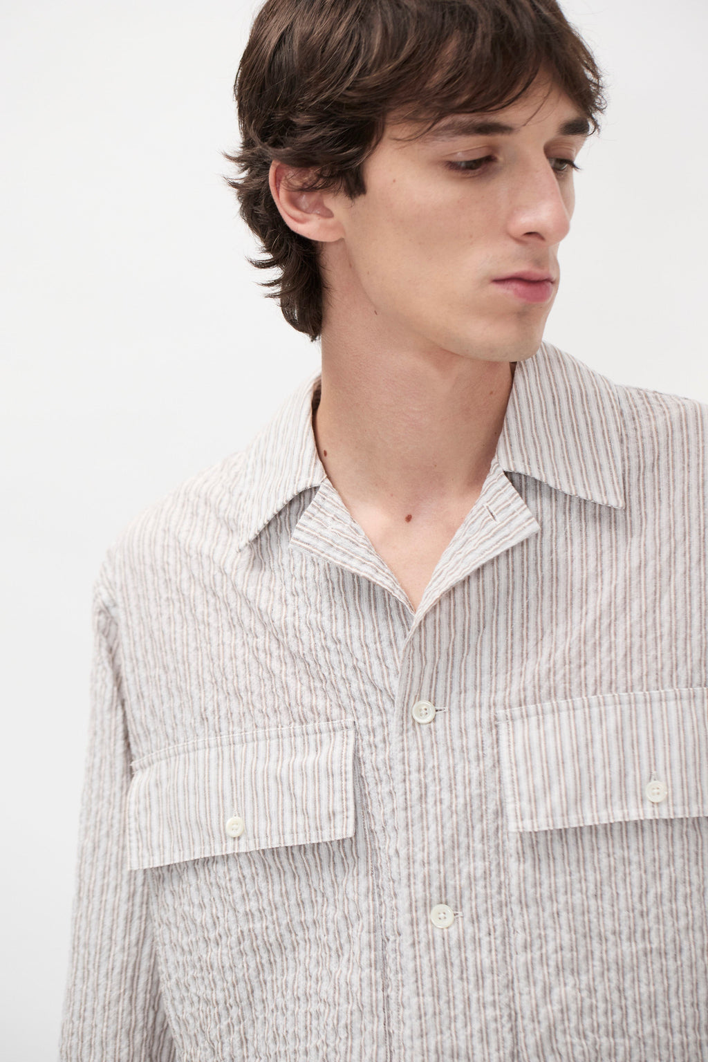 Chemise - Une chemise à la coupe décontractée, avec un col camp ouvert et des poches avant inspirées - Cette surchemise est fabriquée à partir d'un tissu texturé léger…