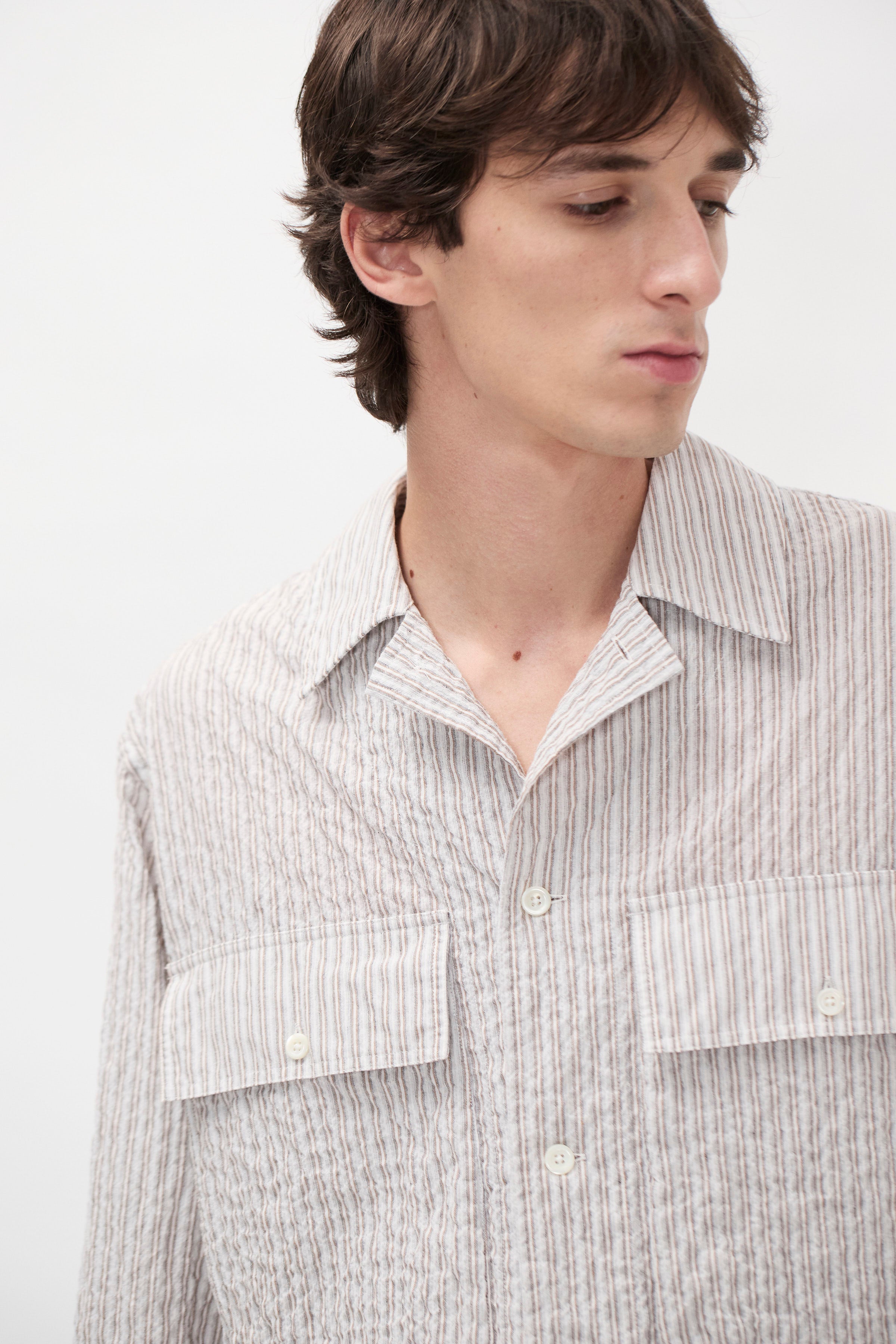 Chemise - Une chemise à la coupe décontractée, avec un col camp ouvert et des poches avant inspirées - Cette surchemise est fabriquée à partir d'un tissu texturé léger…