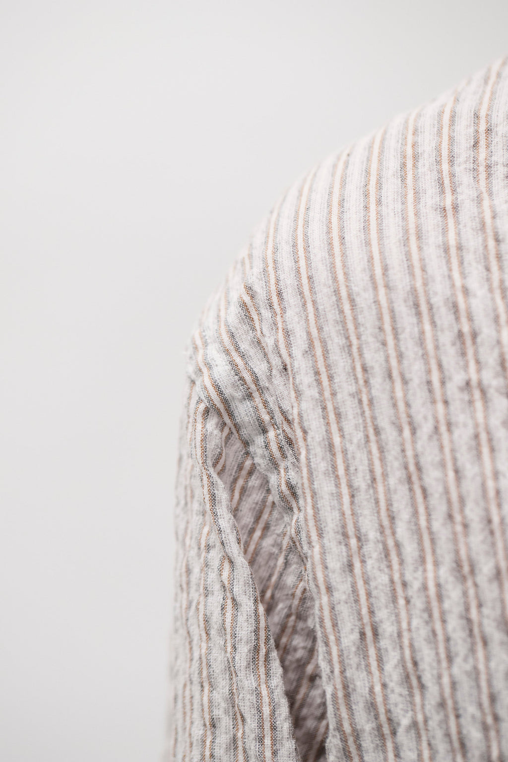 Chemise - Une chemise à la coupe décontractée, avec un col camp ouvert et des poches avant inspirées - Cette surchemise est fabriquée à partir d'un tissu texturé léger…