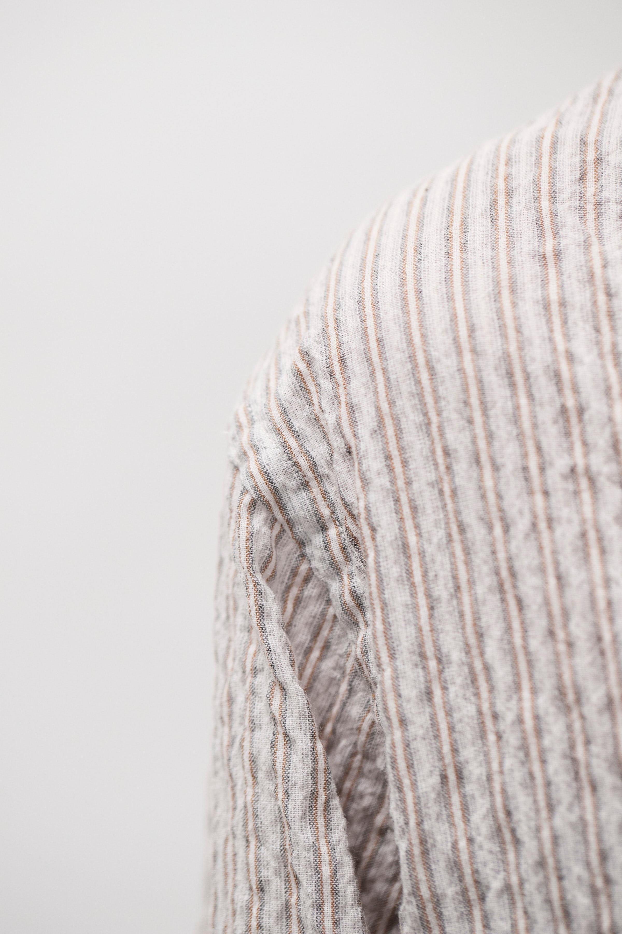 Chemise - Une chemise à la coupe décontractée, avec un col camp ouvert et des poches avant inspirées - Cette surchemise est fabriquée à partir d'un tissu texturé léger…