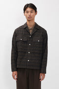 Chemise - Une chemise à la coupe décontractée, avec un col camp ouvert et des poches avant inspirées - Une chemise à la coupe décontractée, avec un col camp ouvert et inspirée…