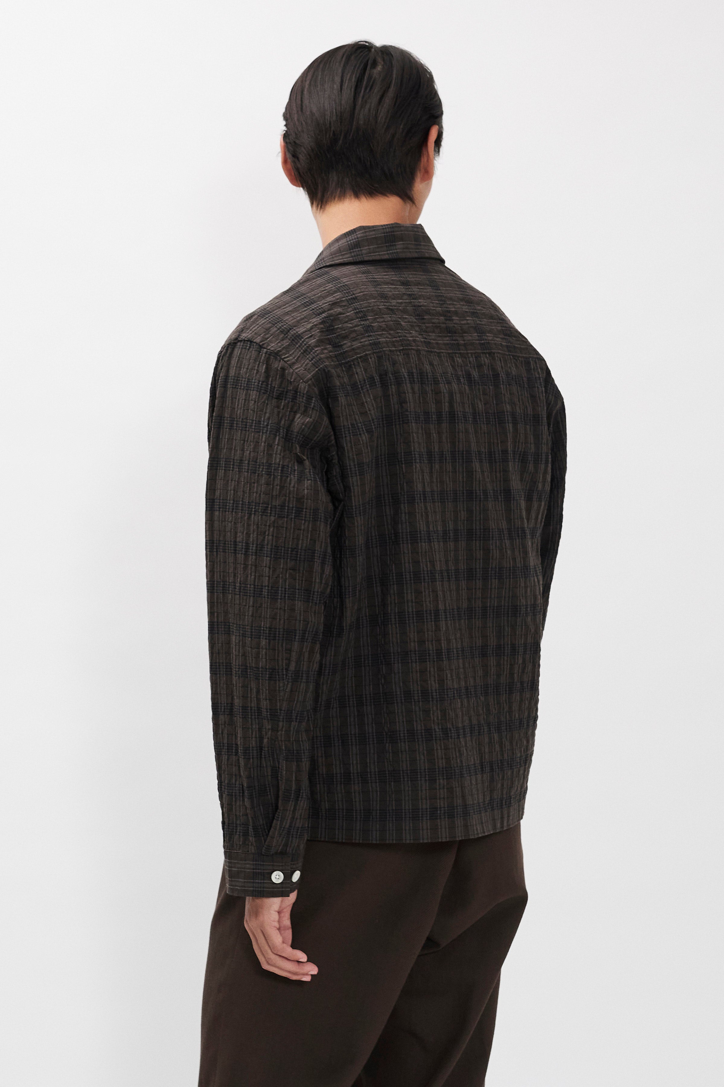 Chemise - Une chemise à la coupe décontractée, avec un col camp ouvert et des poches avant inspirées - Une chemise à la coupe décontractée, avec un col camp ouvert et inspirée…