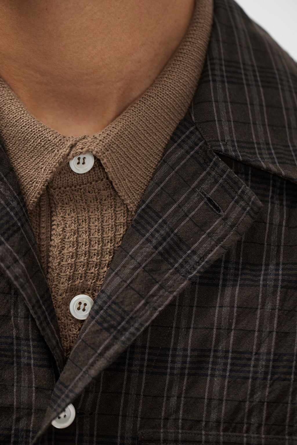 Chemise - Une chemise à la coupe décontractée, avec un col camp ouvert et des poches avant inspirées - Une chemise à la coupe décontractée, avec un col camp ouvert et inspirée…