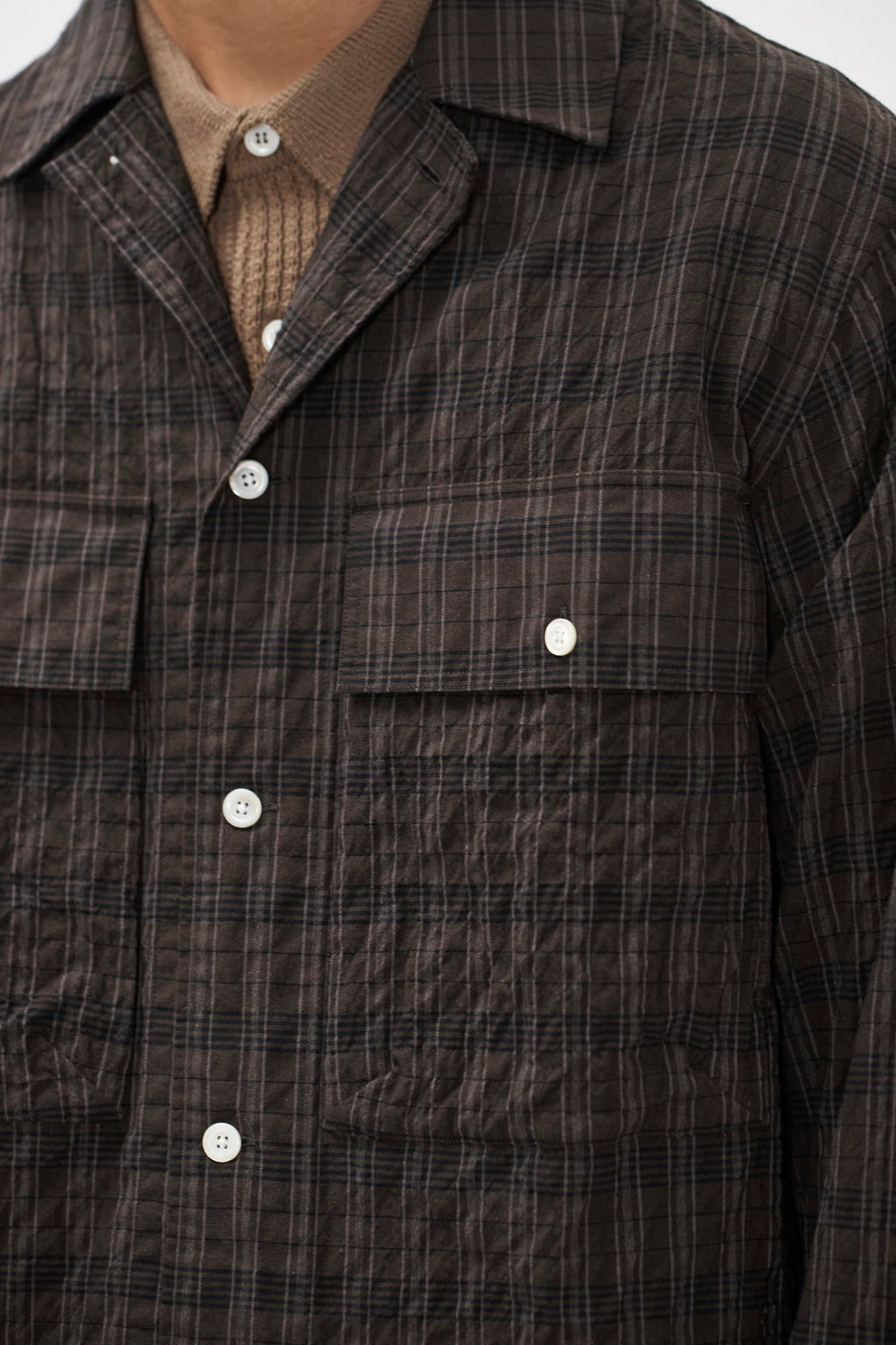 Chemise - Une chemise à la coupe décontractée, avec un col camp ouvert et des poches avant inspirées - Une chemise à la coupe décontractée, avec un col camp ouvert et inspirée…