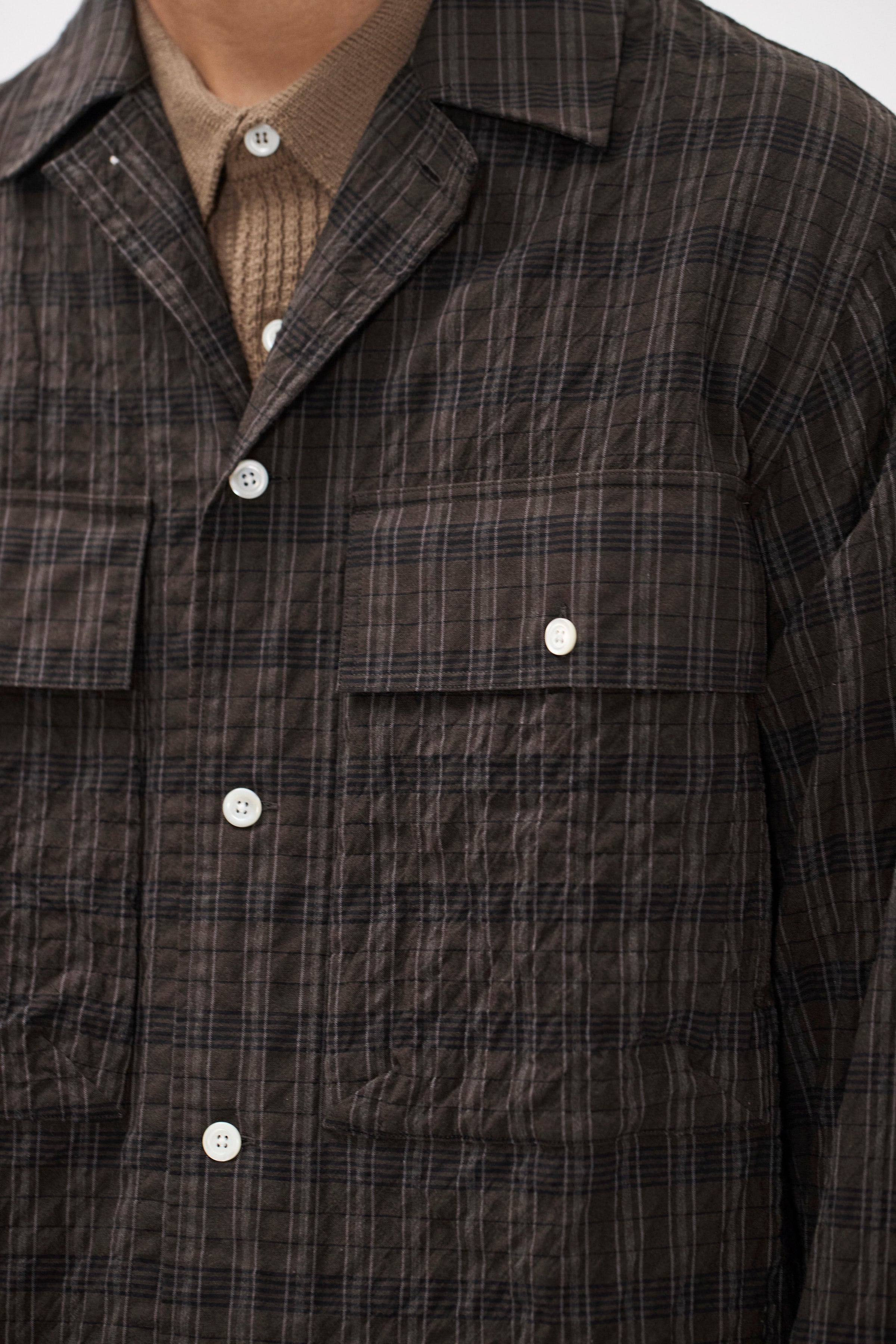 Chemise - Une chemise à la coupe décontractée, avec un col camp ouvert et des poches avant inspirées - Une chemise à la coupe décontractée, avec un col camp ouvert et inspirée…