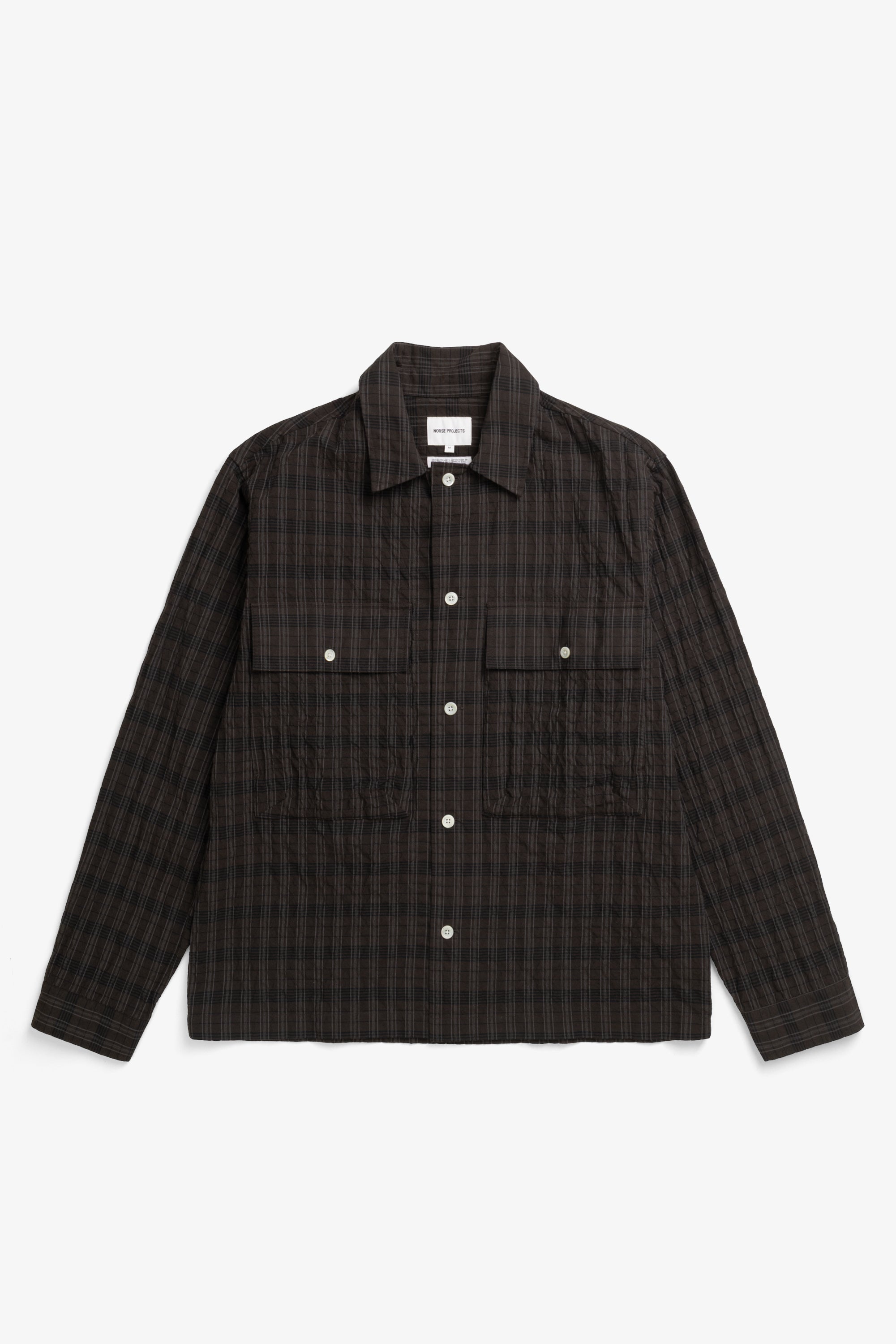 Chemise - Une chemise à la coupe décontractée, avec un col camp ouvert et des poches avant inspirées - Une chemise à la coupe décontractée, avec un col camp ouvert et inspirée…