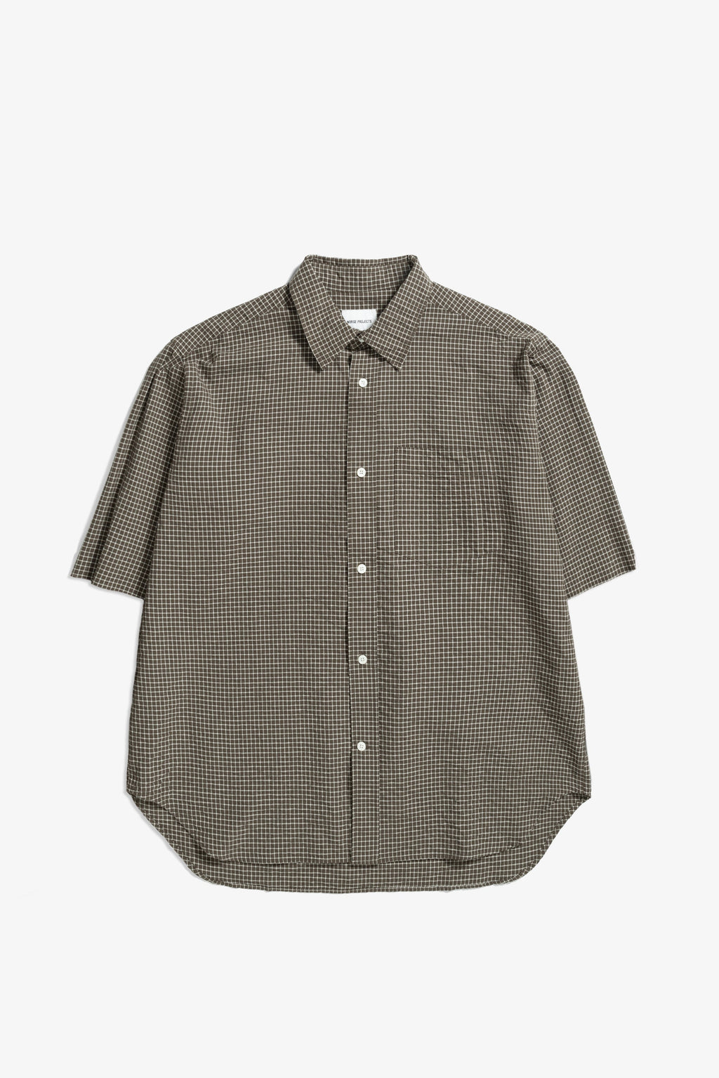 Chemise - Une chemise ajustée, avec un corps plus large, confectionnée en popeline de coton légère, lavée pour un toucher doux et décontracté - Une che…