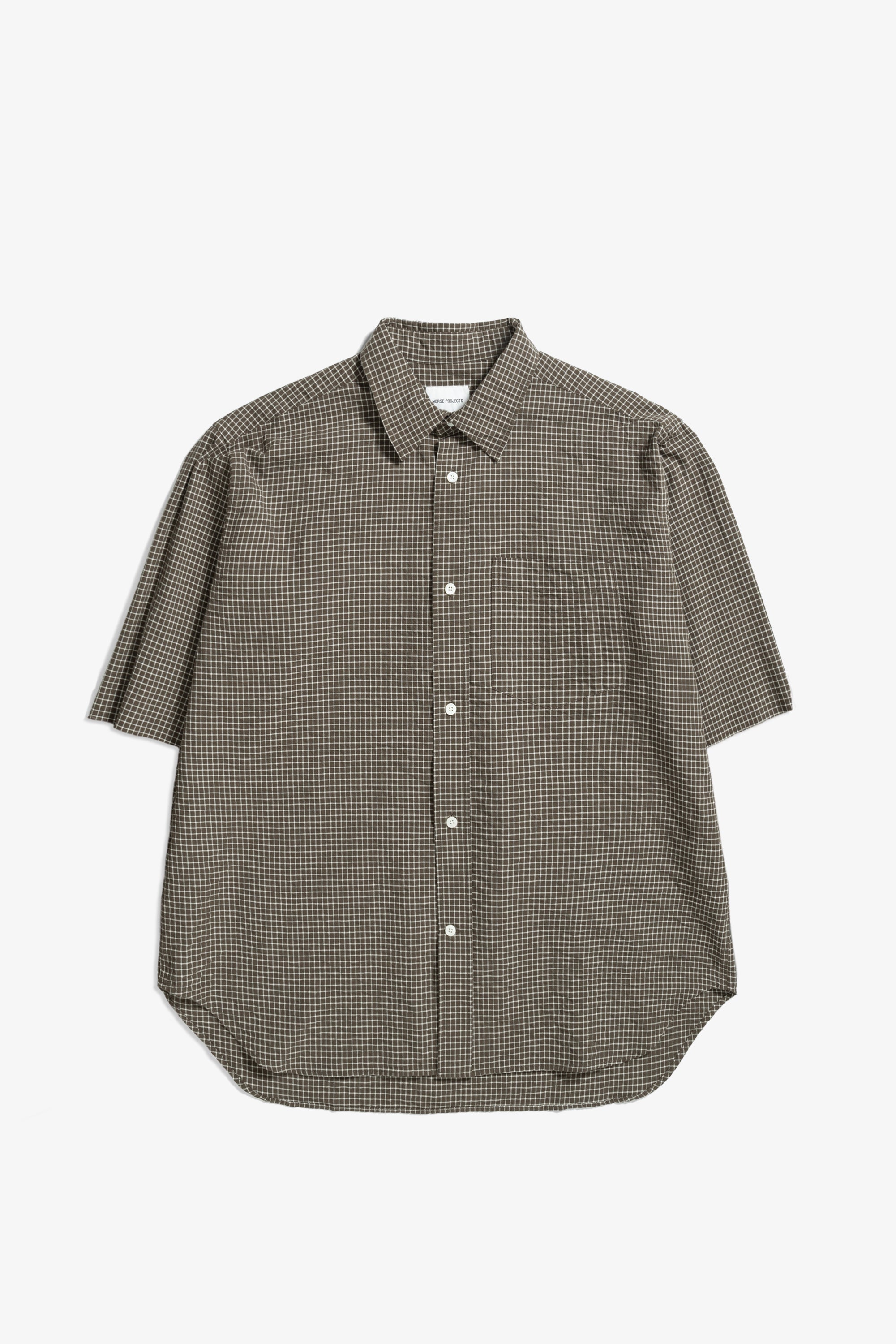 Chemise - Une chemise ajustée, avec un corps plus large, confectionnée en popeline de coton légère, lavée pour un toucher doux et décontracté - Une che…