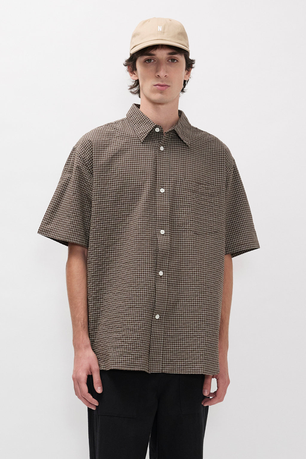 Chemise - Une chemise ajustée, avec un corps plus large, confectionnée en popeline de coton légère, lavée pour un toucher doux et décontracté - Une che…
