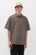 Chemise - Une chemise ajustée, avec un corps plus large, confectionnée en popeline de coton légère, lavée pour un toucher doux et décontracté - Une che…