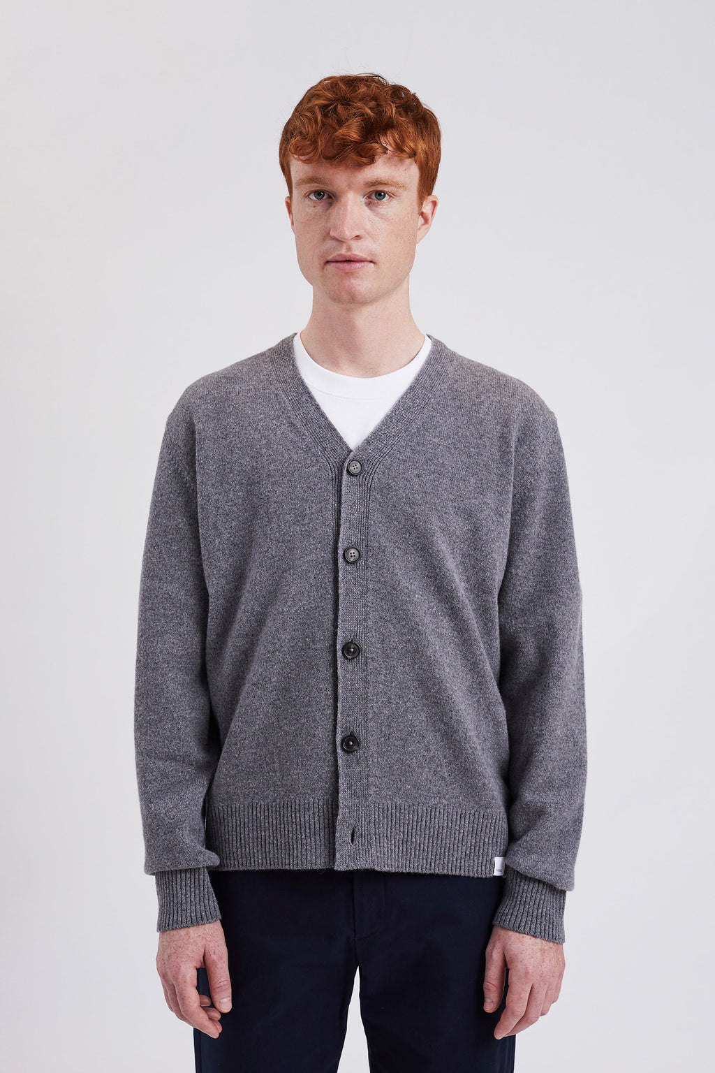 Cardigan - fabriqué en Italie, il présente des manches montées, un bord-côte 2x2 simple à l'ourlet et aux poignets, une patte de boutonnage à cinq boutons et une étiquette griffée à l'ourlet #3