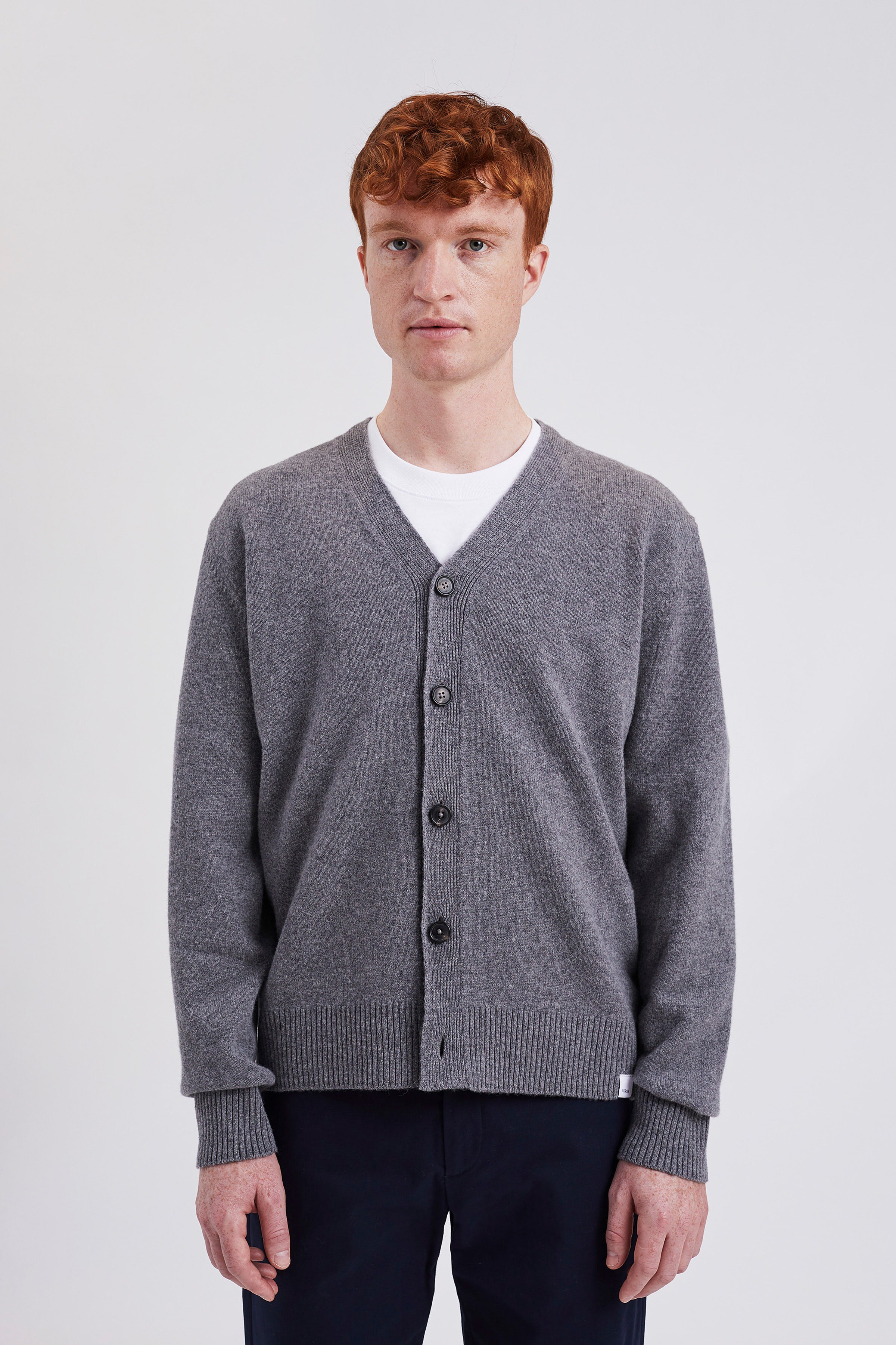 Cardigan - fabriqué en Italie, il présente des manches montées, un bord-côte 2x2 simple à l'ourlet et aux poignets, une patte de boutonnage à cinq boutons et une étiquette griffée à l'ourlet #3