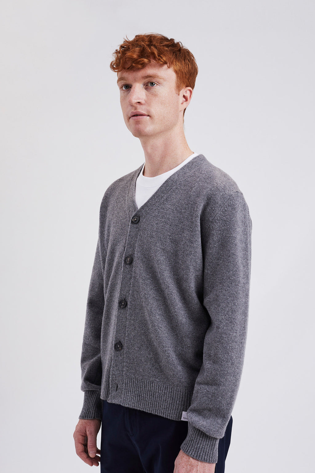 Cardigan - fabriqué en Italie, il présente des manches montées, un bord-côte 2x2 simple à l'ourlet et aux poignets, une patte de boutonnage à cinq boutons et une étiquette griffée à l'ourlet #3