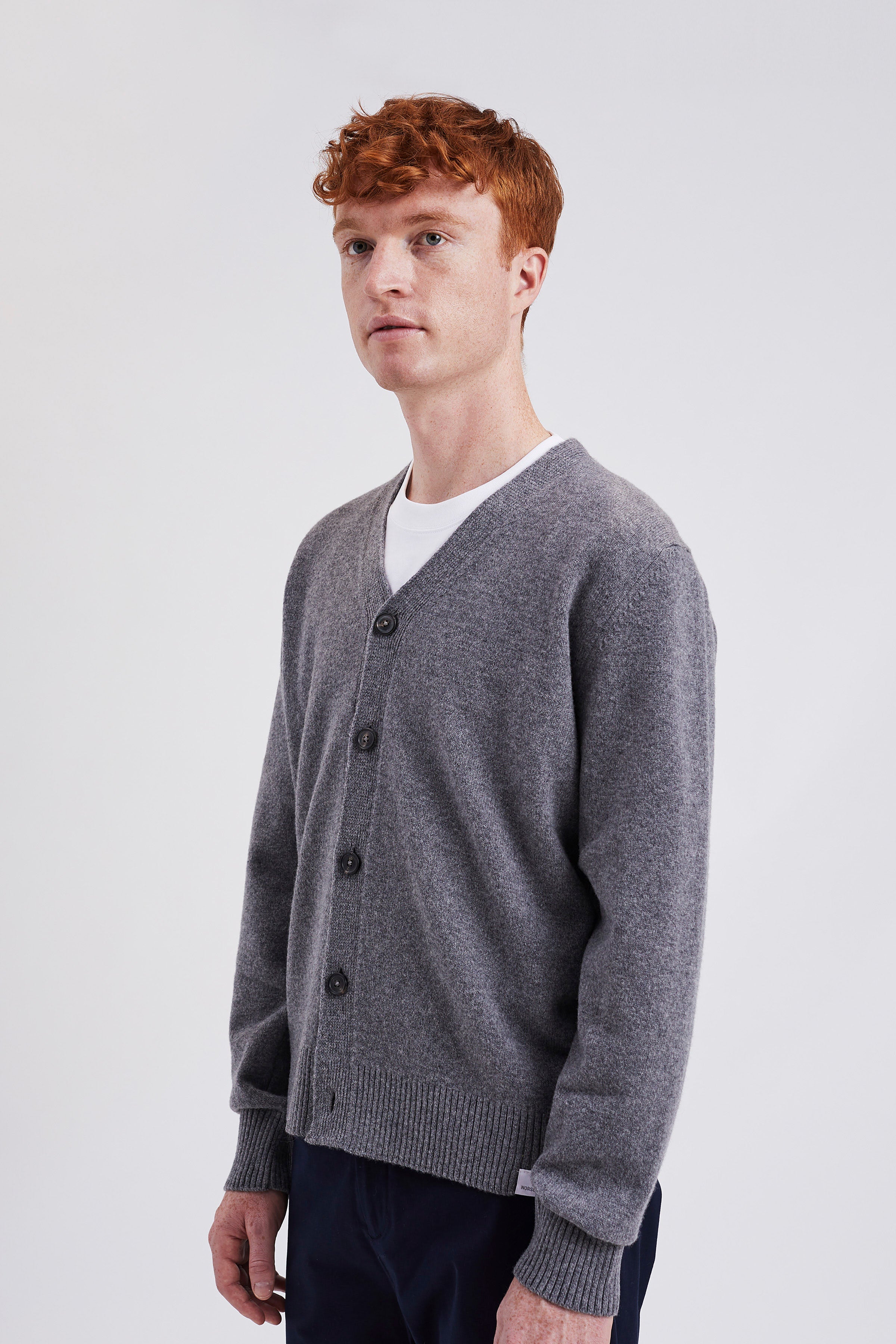 Cardigan - fabriqué en Italie, il présente des manches montées, un bord-côte 2x2 simple à l'ourlet et aux poignets, une patte de boutonnage à cinq boutons et une étiquette griffée à l'ourlet #3