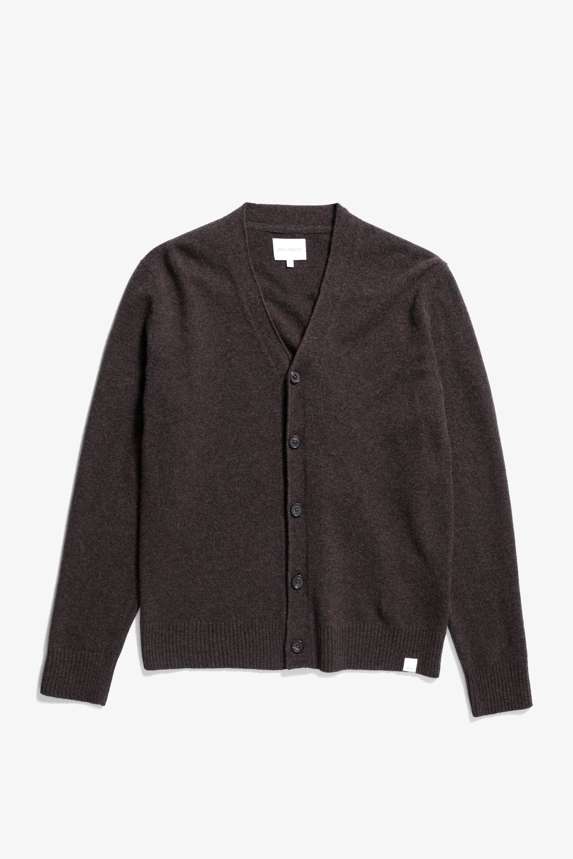 Cardigan - fabriqué en Italie, il présente des manches montées, des bords-côtes 2x2 aux poignets et à l'ourlet, une patte à cinq boutons et une étiquette griffée à l'ourlet #2