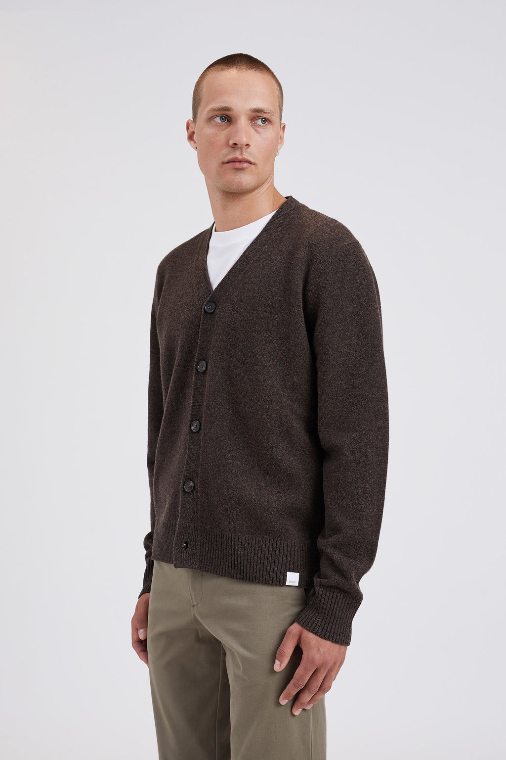 Cardigan - fabriqué en Italie, il présente des manches montées, des bords-côtes 2x2 aux poignets et à l'ourlet, une patte à cinq boutons et une étiquette griffée à l'ourlet #2