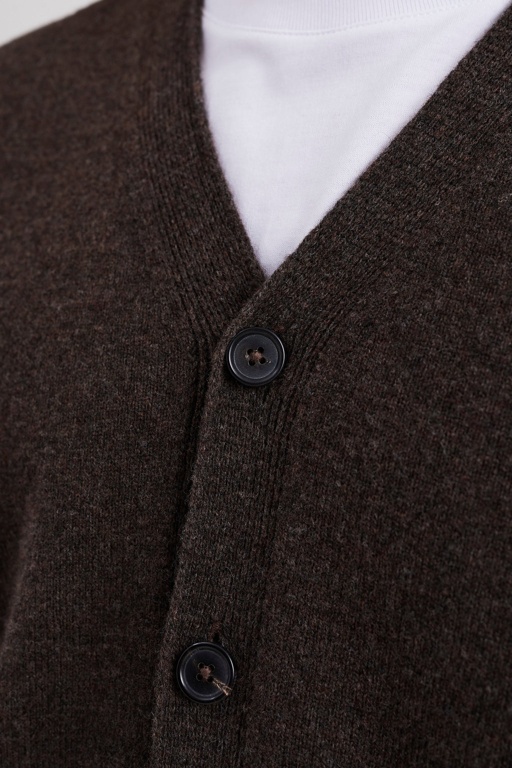 Cardigan - fabriqué en Italie, il présente des manches montées, des bords-côtes 2x2 aux poignets et à l'ourlet, une patte à cinq boutons et une étiquette griffée à l'ourlet #2