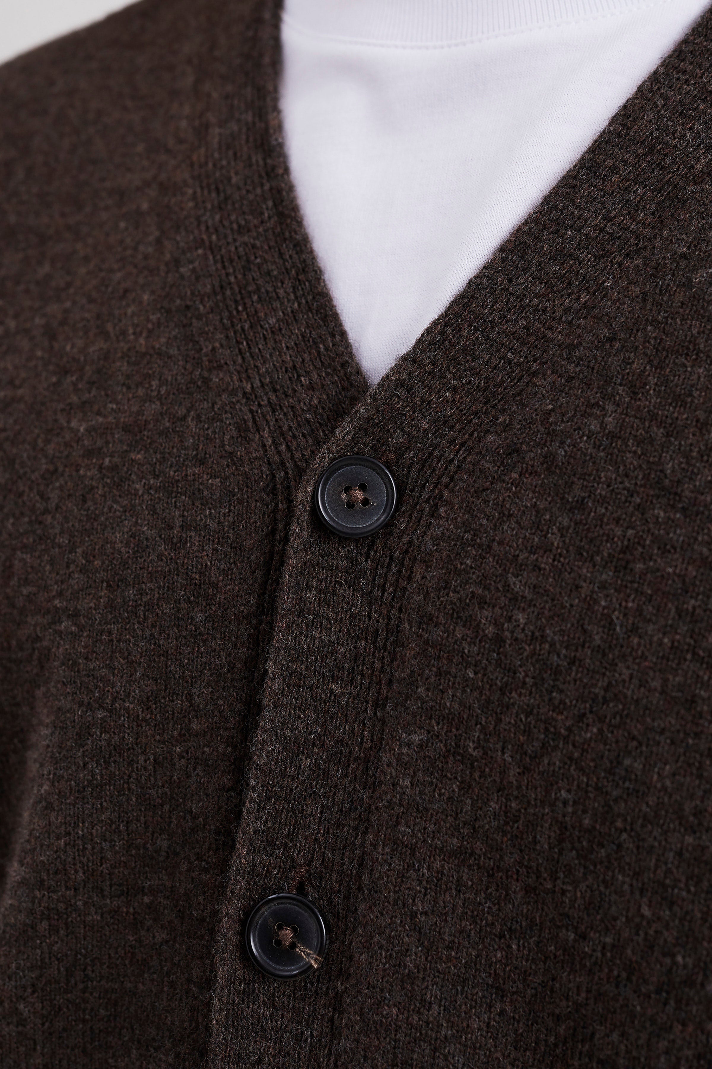Cardigan - fabriqué en Italie, il présente des manches montées, des bords-côtes 2x2 aux poignets et à l'ourlet, une patte à cinq boutons et une étiquette griffée à l'ourlet #2