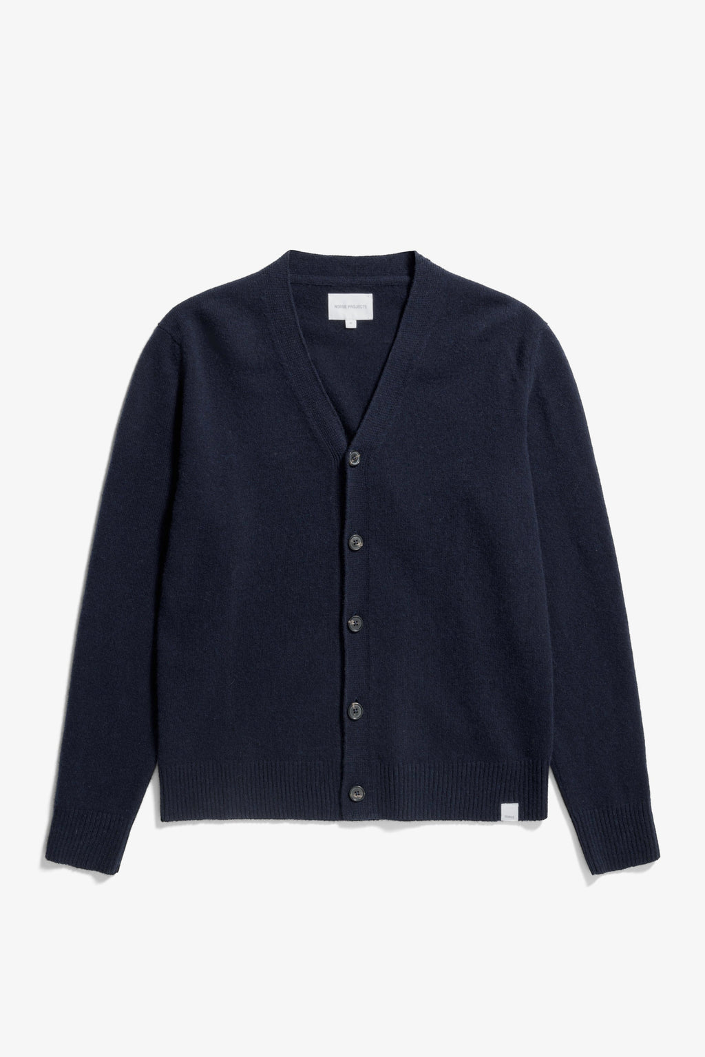 Cardigan – est fabriqué en Italie et présente des manches montées, des bords-côtes 2x2 au niveau de l'ourlet et des poignets, une patte à cinq boutons et une étiquette griffée au… [0624]