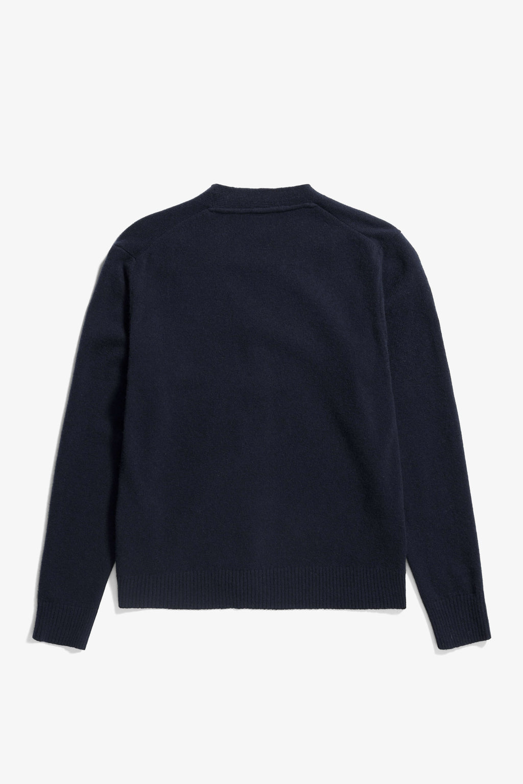 Cardigan – est fabriqué en Italie et présente des manches montées, des bords-côtes 2x2 au niveau de l'ourlet et des poignets, une patte à cinq boutons et une étiquette griffée au… [0624]
